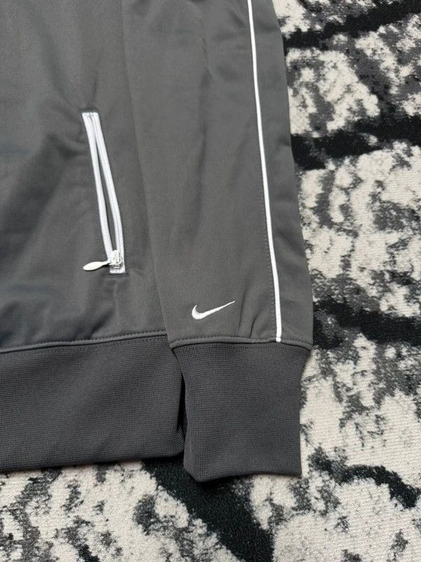 Nike Nike grey logo white swoosh zip track jacket L Size US L / EU 52-54 / 3 - 3 Thumbnail