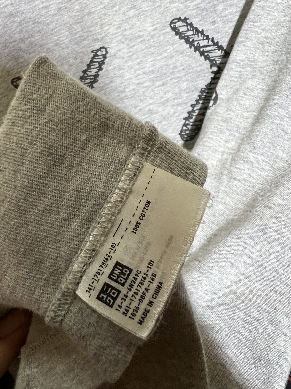 Japanese Brand Kaws Uniqlo Back Graphics Design Size US M / EU 48-50 / 2 - 7 Thumbnail