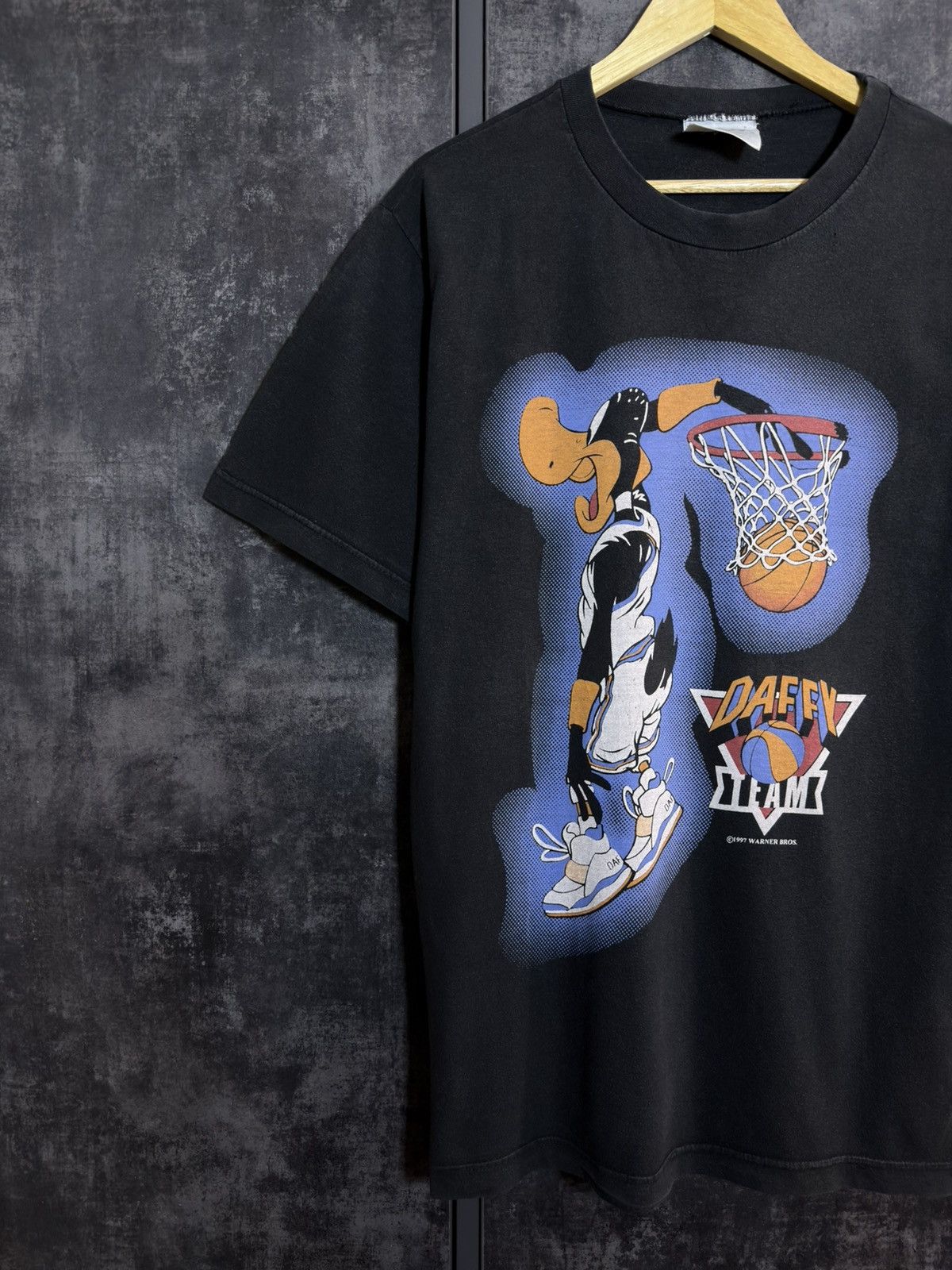 Vintage Vintage 1997 Daffy NBA Dunk Jordan T-shirt Supreme Y3 424 Size US L / EU 52-54 / 3 - 3 Thumbnail
