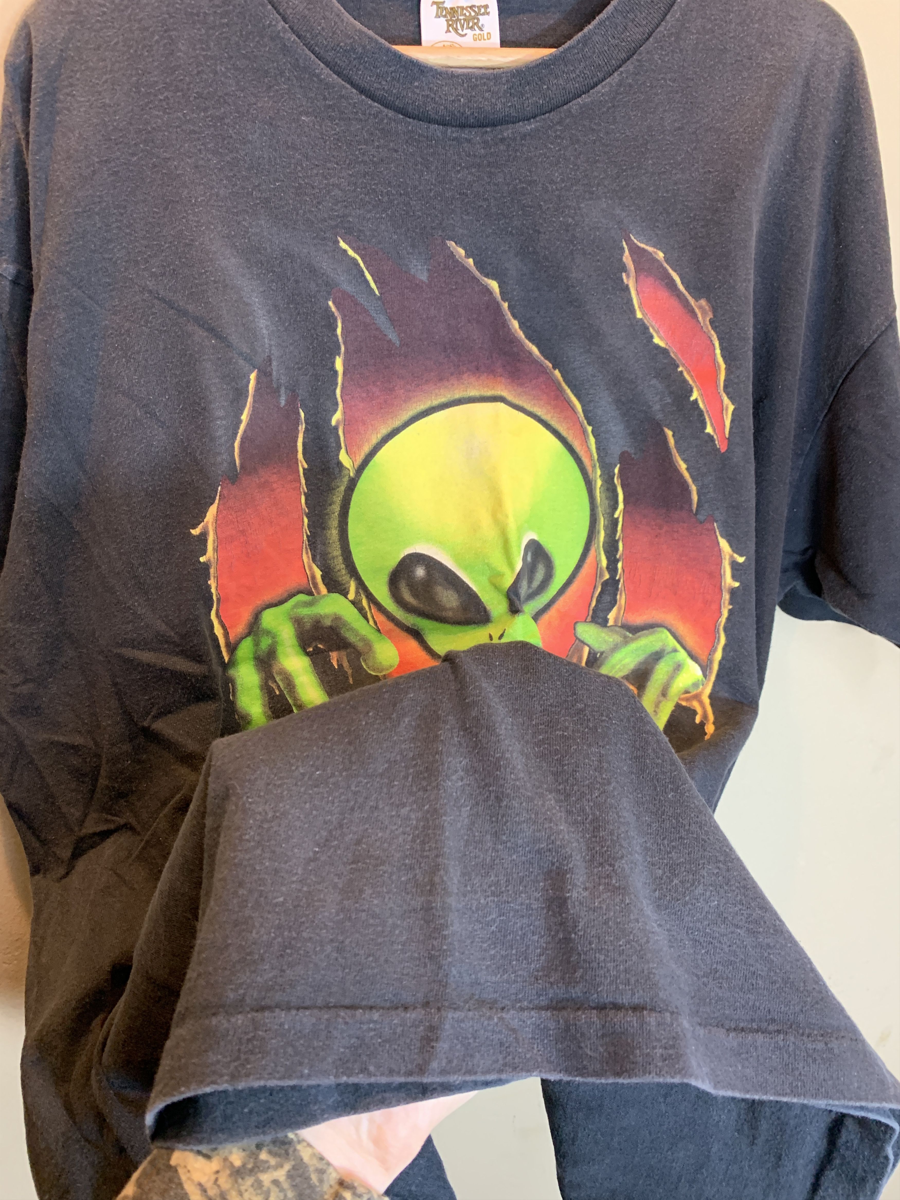 Vintage *RARE* Vintage 90’s Green Alien Single Stitch Art T-Shirt Size US XL / EU 56 / 4 - 4 Thumbnail