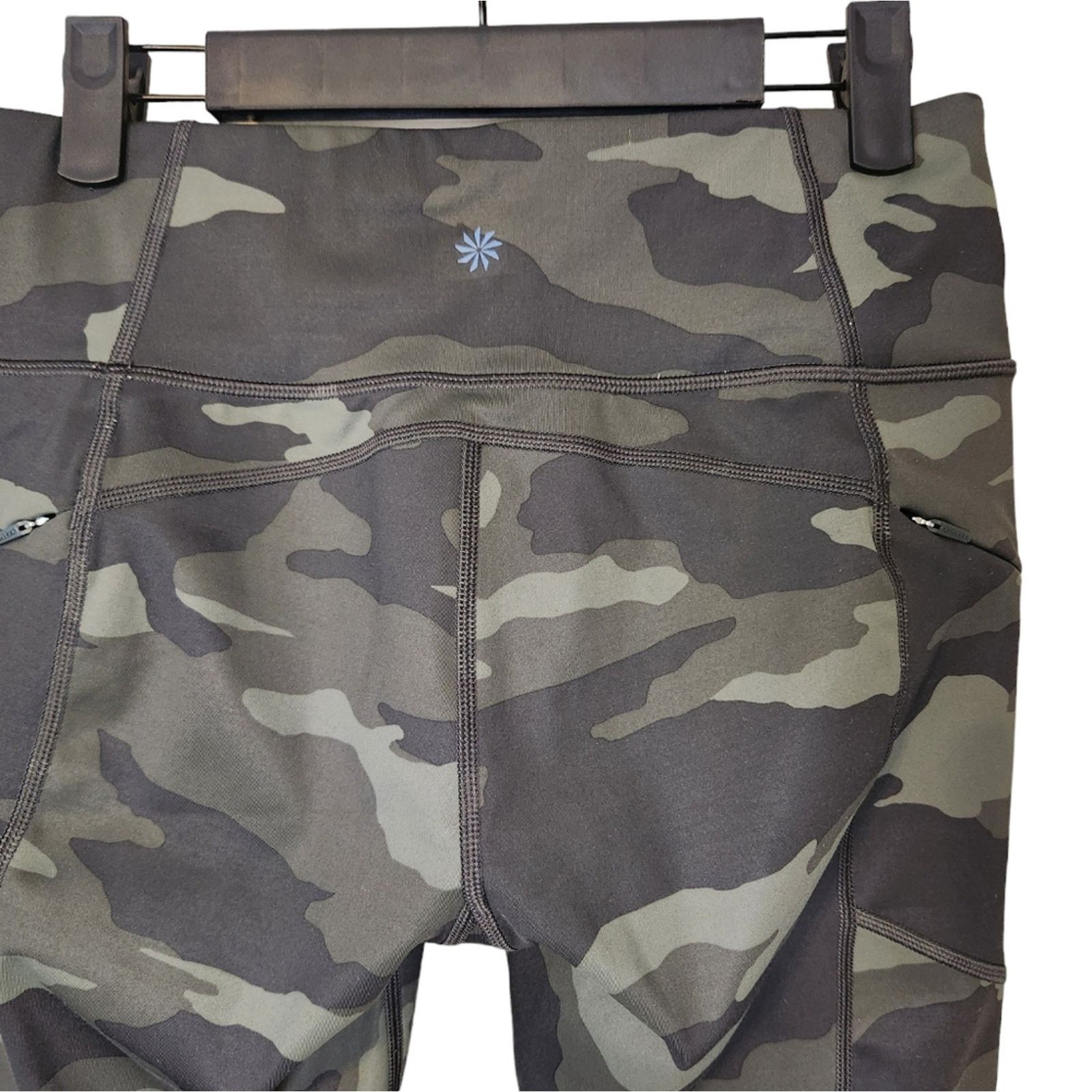 Athleta Athleta Camo Contender 7/8 tight in black Olive small Petite Size 27" / US 4 / IT 40 - 6 Thumbnail