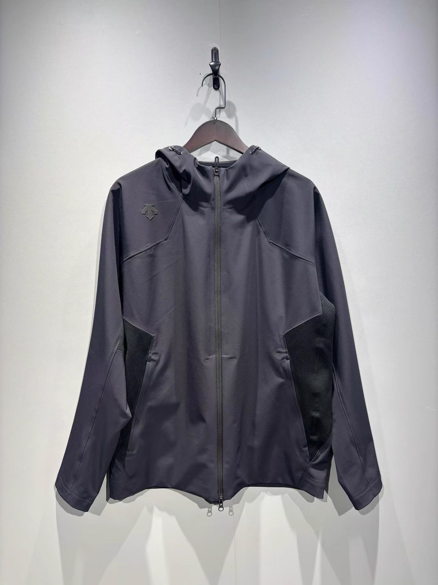 Descente DESCENTE TRAINING Series Jacket K36 Size US XL / EU 56 / 4 - 1 Thumbnail