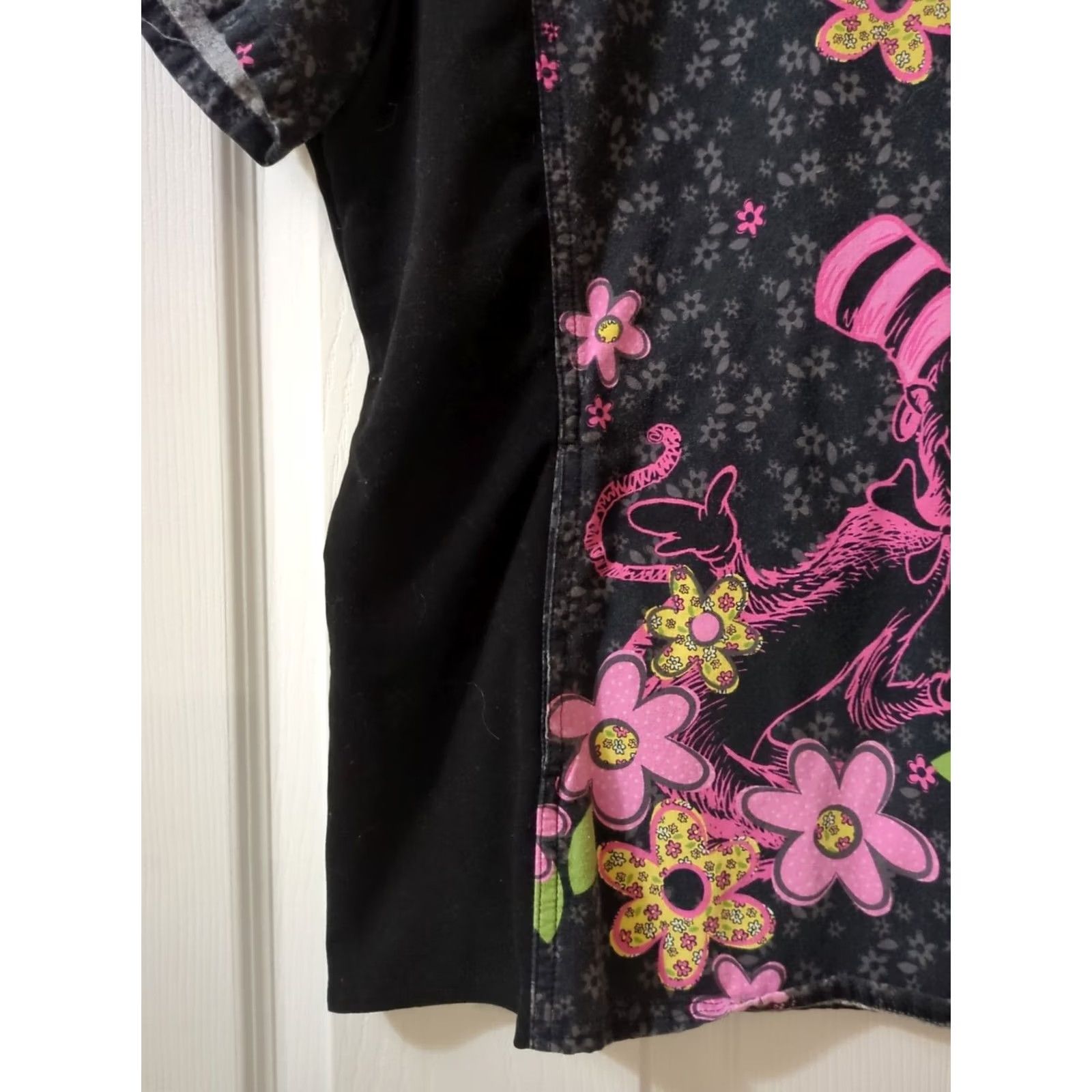 Vintage Dr Seuss Nurses/ Medical Scrub Top V Neck Flex Sides Medium Womens Black Cotton Patterned M Size US M / EU 48-50 / 2 - 3 Thumbnail