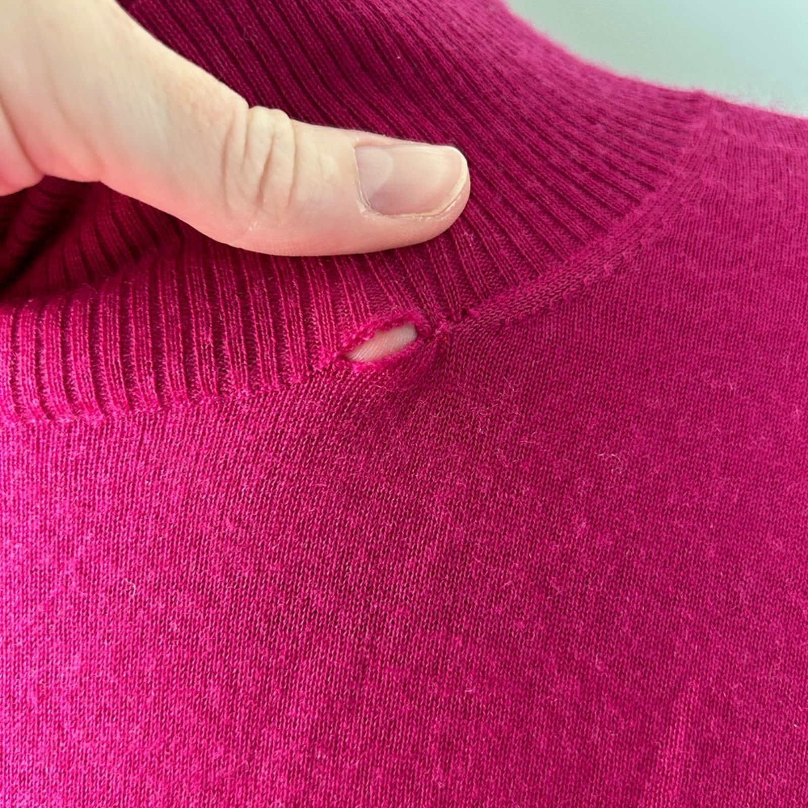 Gucci Gucci fuchsia short sleeve cashmere turtleneck SMALL (AS IS) Size S / US 4 / IT 40 - 4 Thumbnail