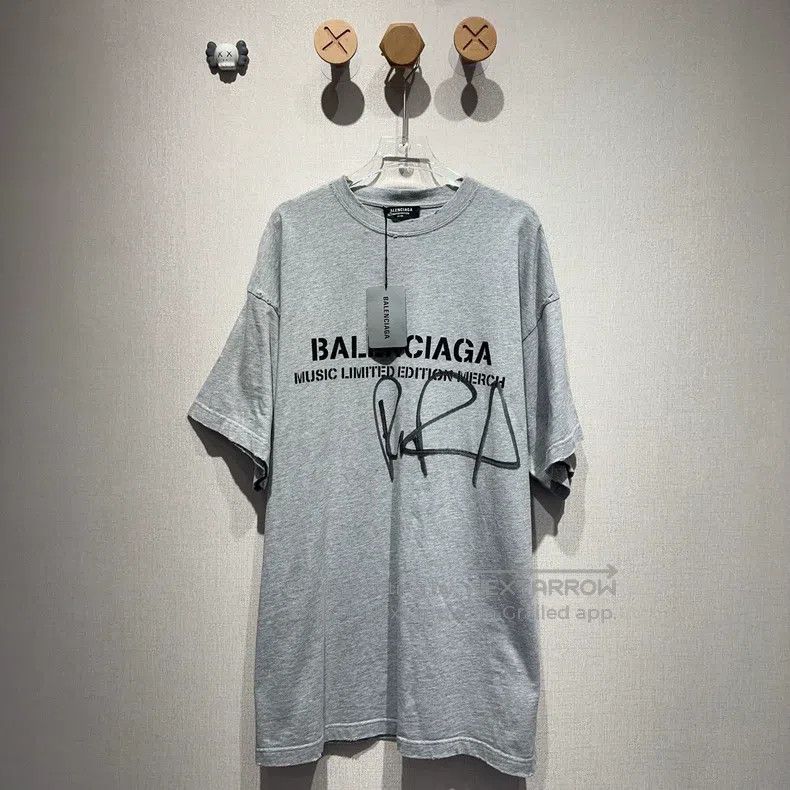 Balenciaga Balenciaga Signature letter logo limited edition distresse Size US S / EU 44-46 / 1 - 1 Thumbnail