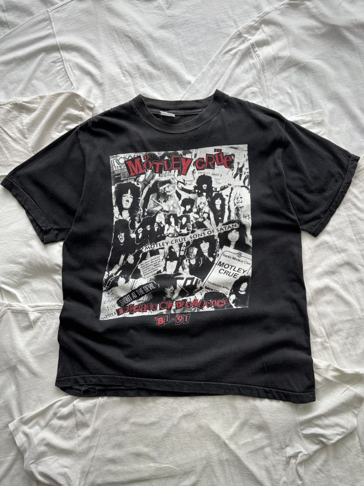 Band Tees 90s Vintage Motley Crue 'Decade of Decadence' Faded Band Tee Size US M / EU 48-50 / 2 - 1 Thumbnail
