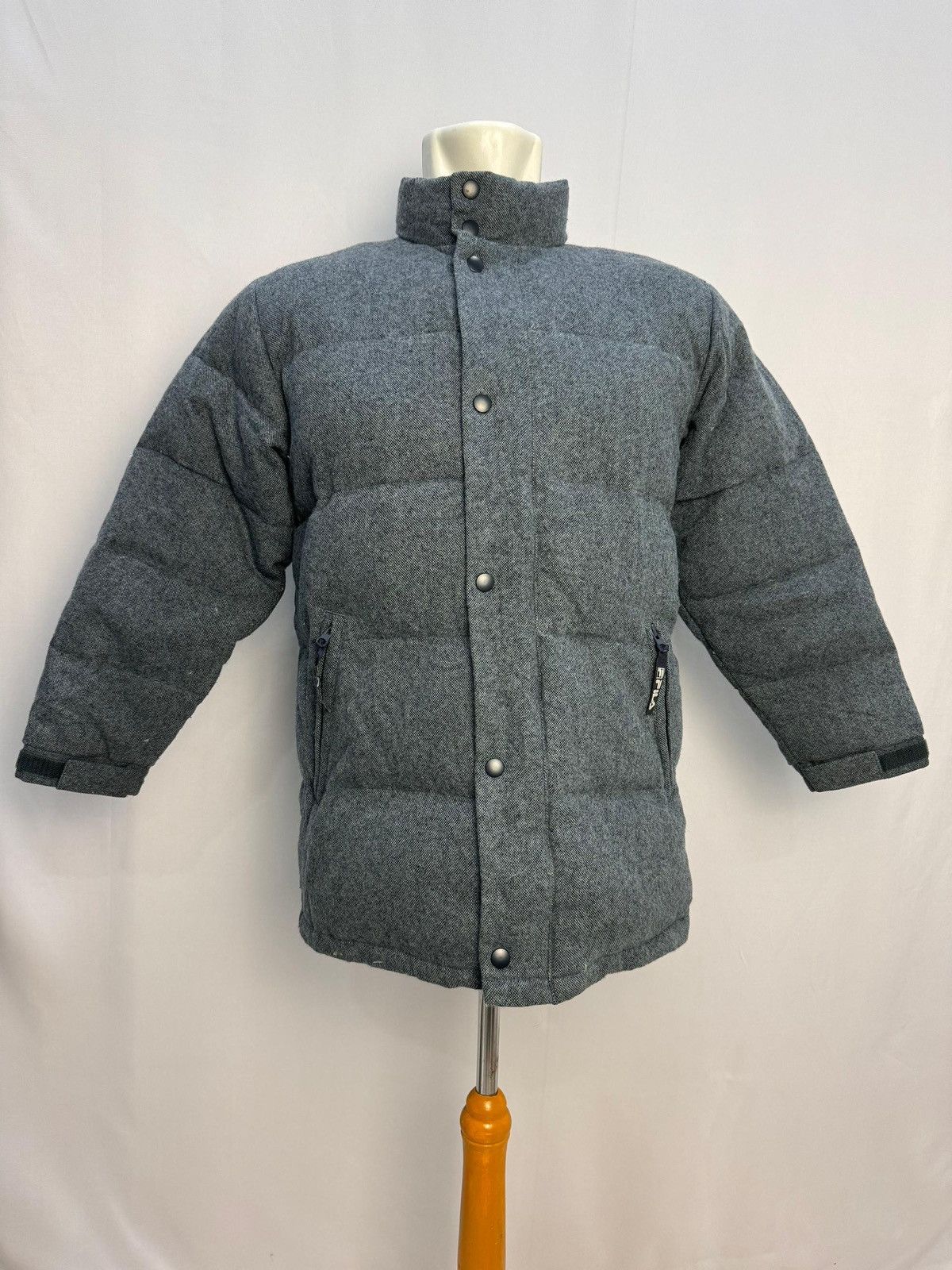 image of Very Vintage Fila Magic Line Puffer Jacket in Grey, Men's (Size Large)