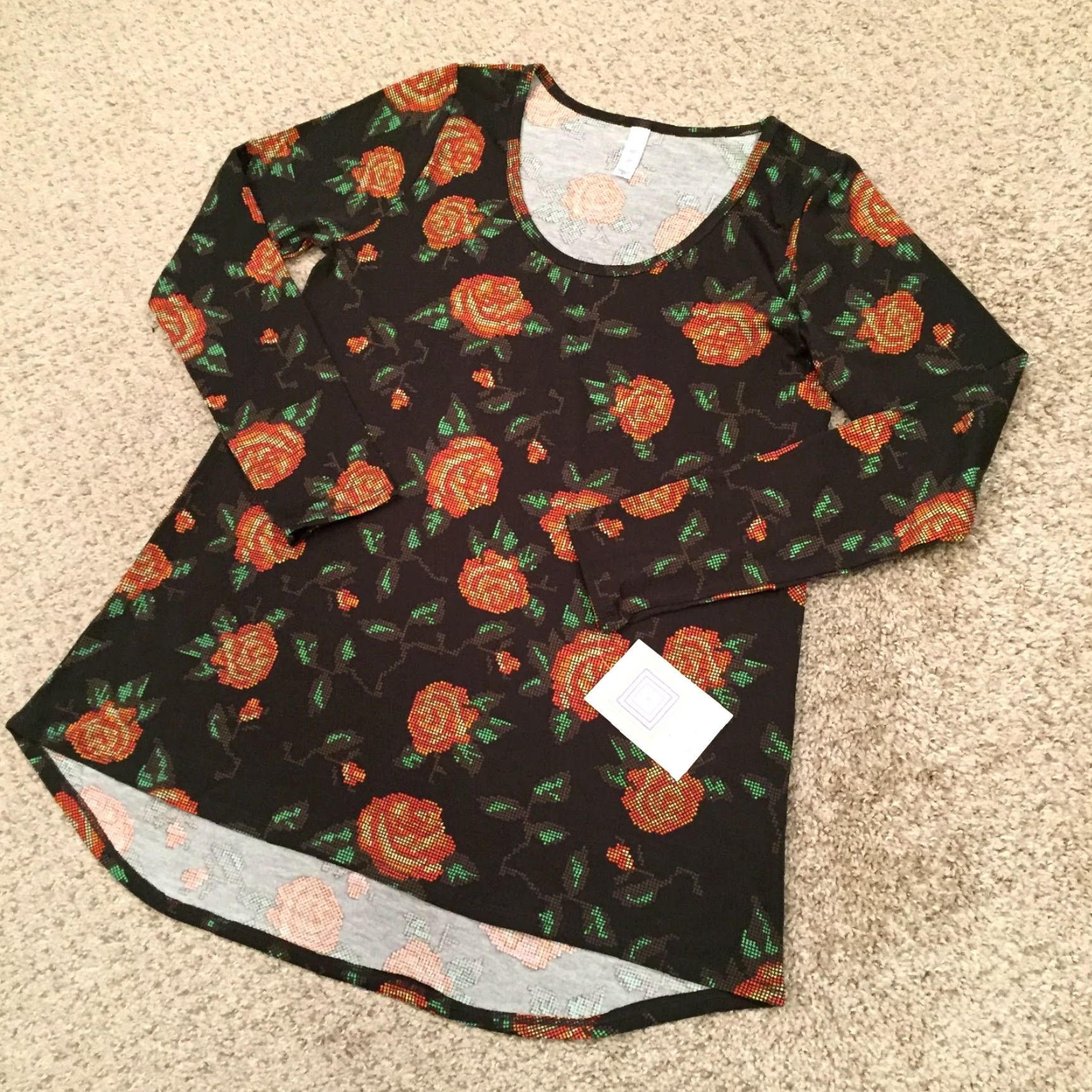 Vintage **LuLaRoe Lynnae Black Floral Long Sleeve T-Shirt Medium** User: LuLaRoe Lynnae Black Floral Long Sleeve T-Shirt Medium Size M / US 6-8 / IT 42-44 - 2 Thumbnail
