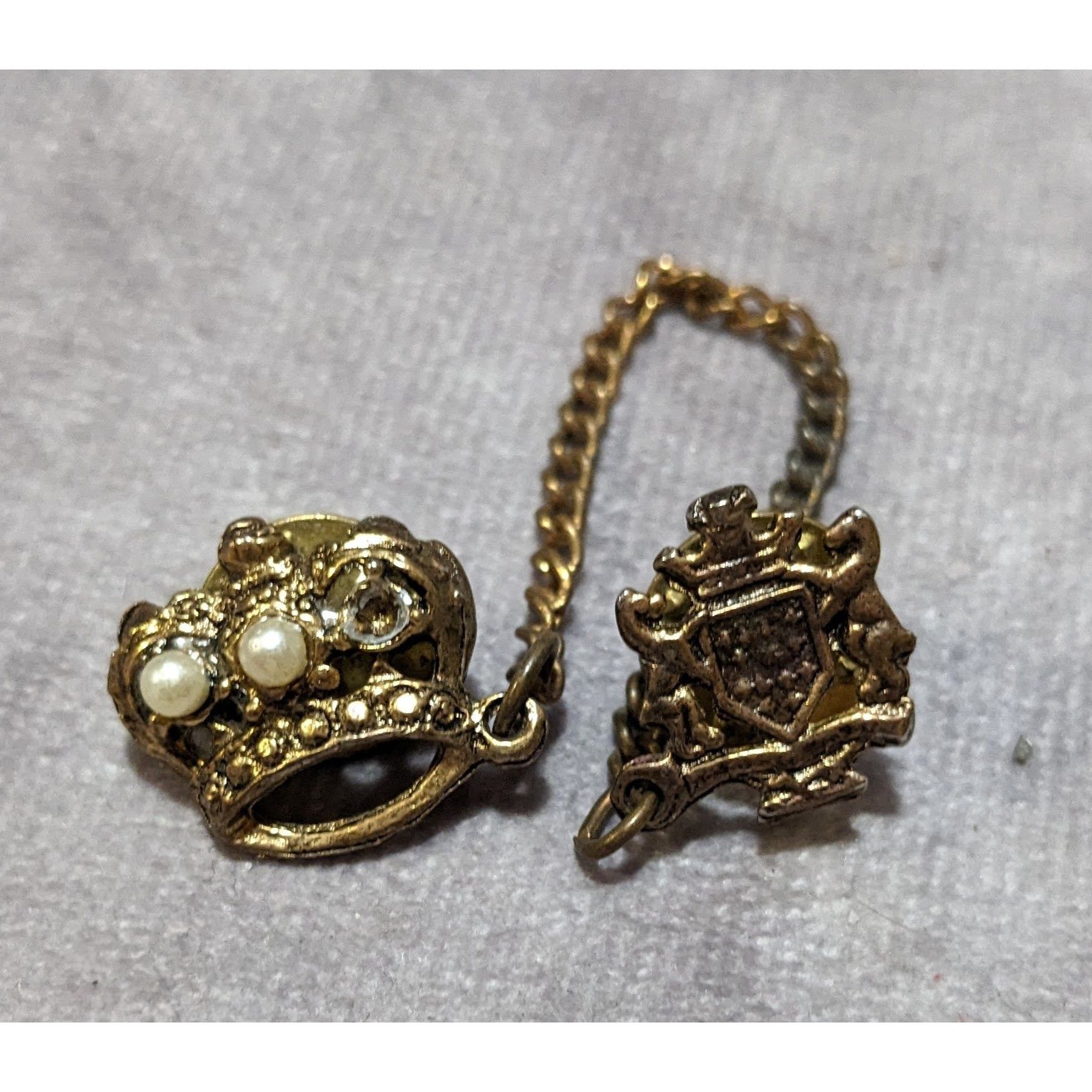 Other Vintage Crown And Crest Gold Tone Collar Pins With Chain Size ONE SIZE - 4 Thumbnail