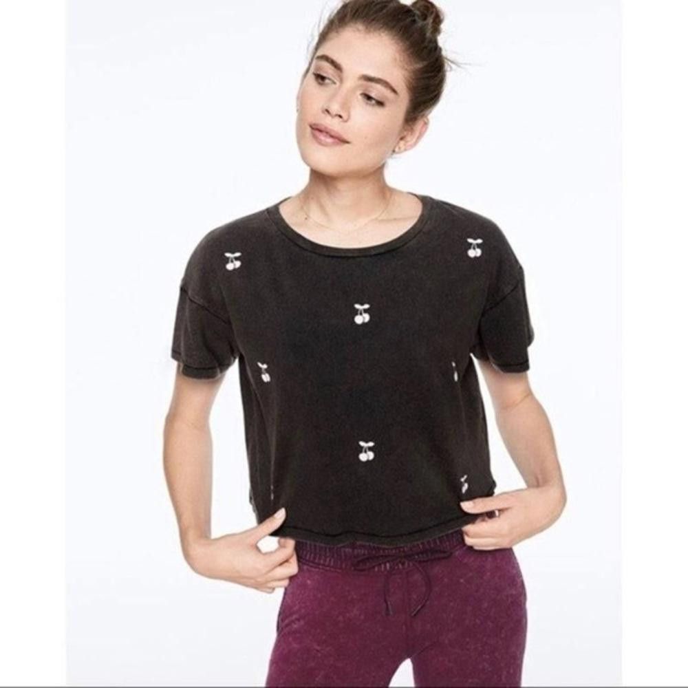 Designer Chic Black Cropped Tee with Cherry Embroidery Size S / US 4 / IT 40 - 1 Thumbnail