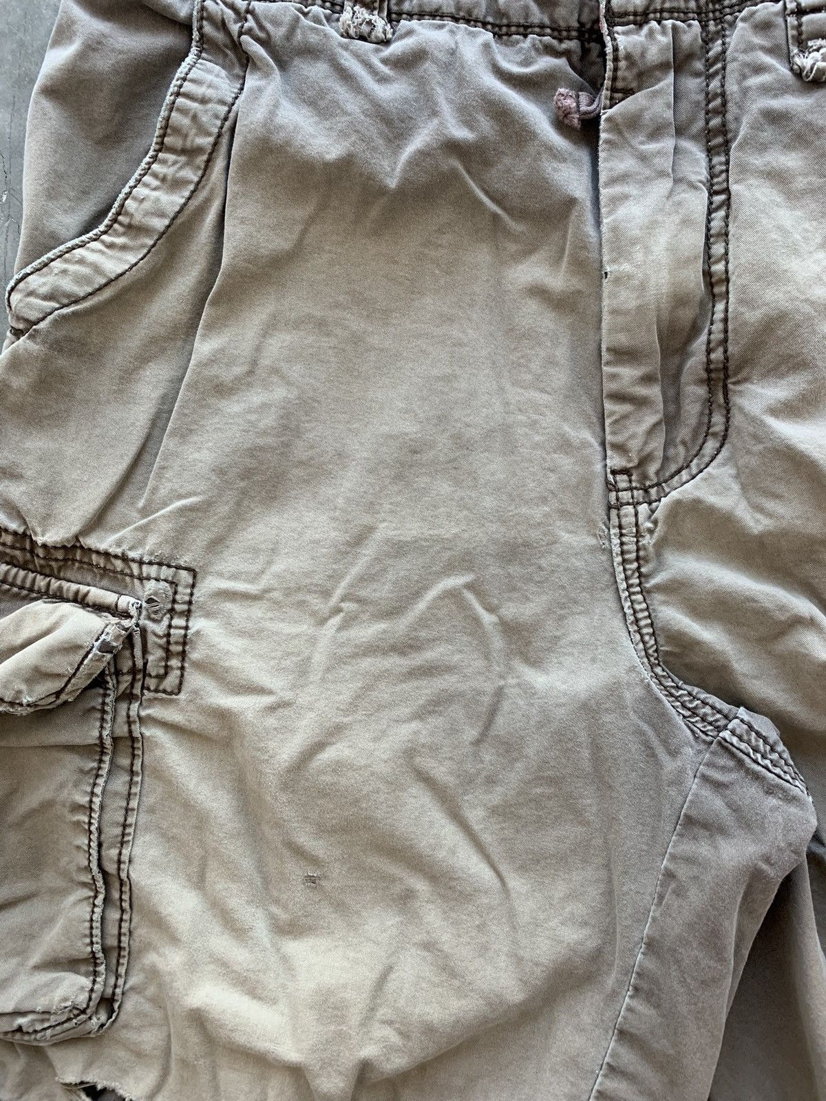 Vintage Vintage Y2K Thrashed Faded Brown Cargo Shorts Size US 32 / EU 48 - 5 Thumbnail
