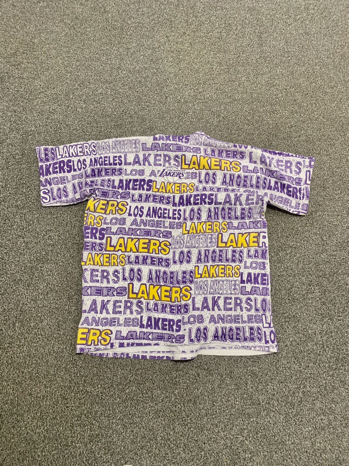 NBA × Vintage LA Lakers 90’s All Over Print Tshirt Size US XL / EU 56 / 4 - 2 Thumbnail