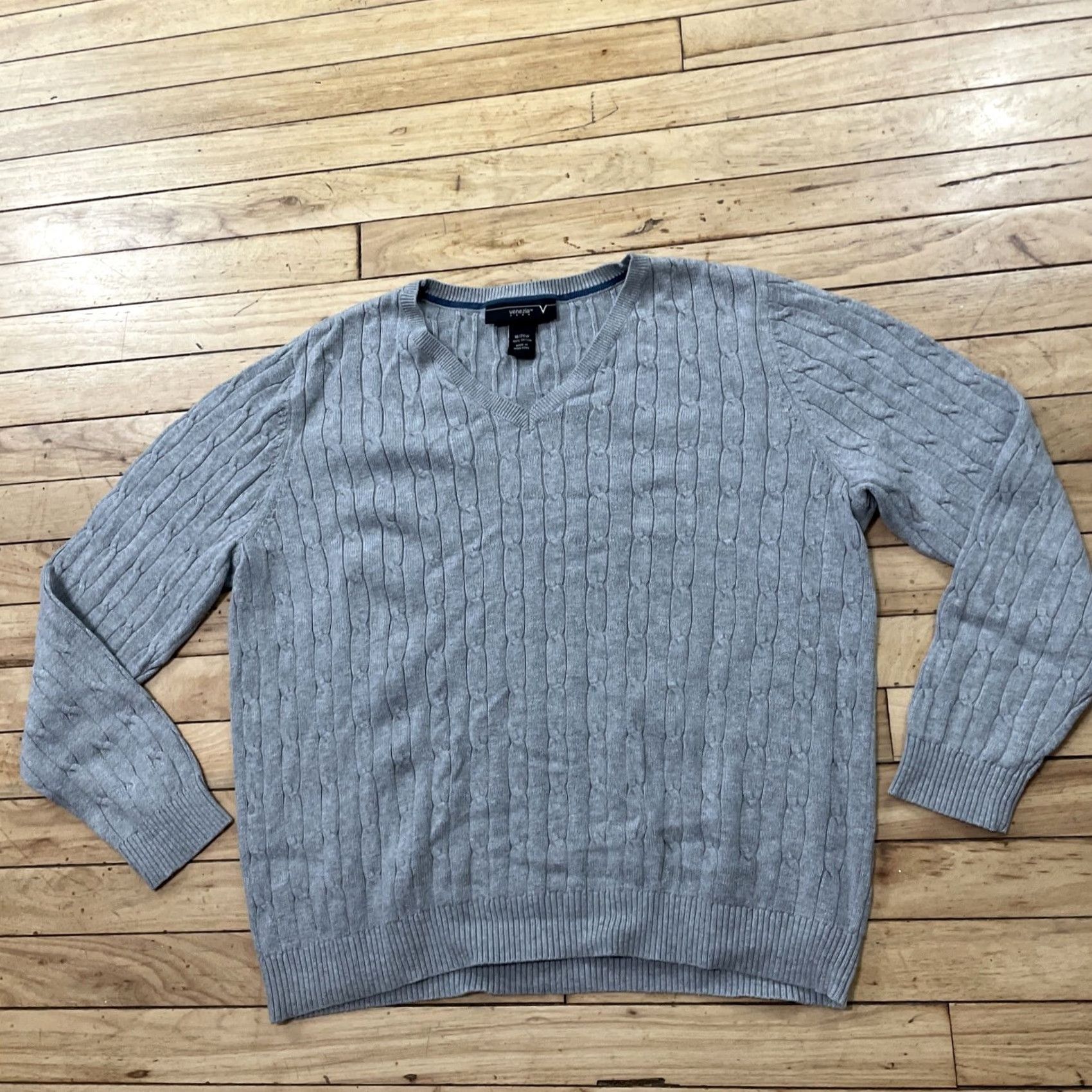 Vintage VENEZIA Vneck CableKnit Sweater Womens 18/20W XL Gray Silver Classic Knit XL Size 3XL / US 20-22 - 3 Thumbnail