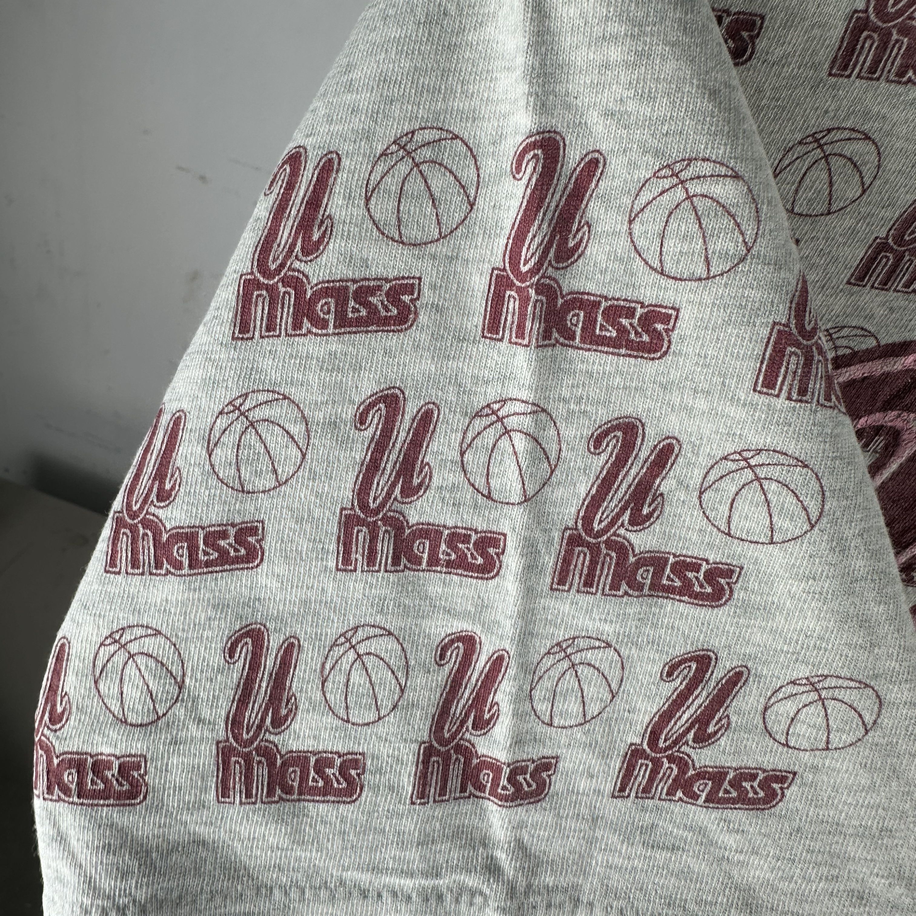 Vintage Vintage 90s UMass Minutemen Basketball NCAA AOP T-shirt Size US L / EU 52-54 / 3 - 8 Thumbnail