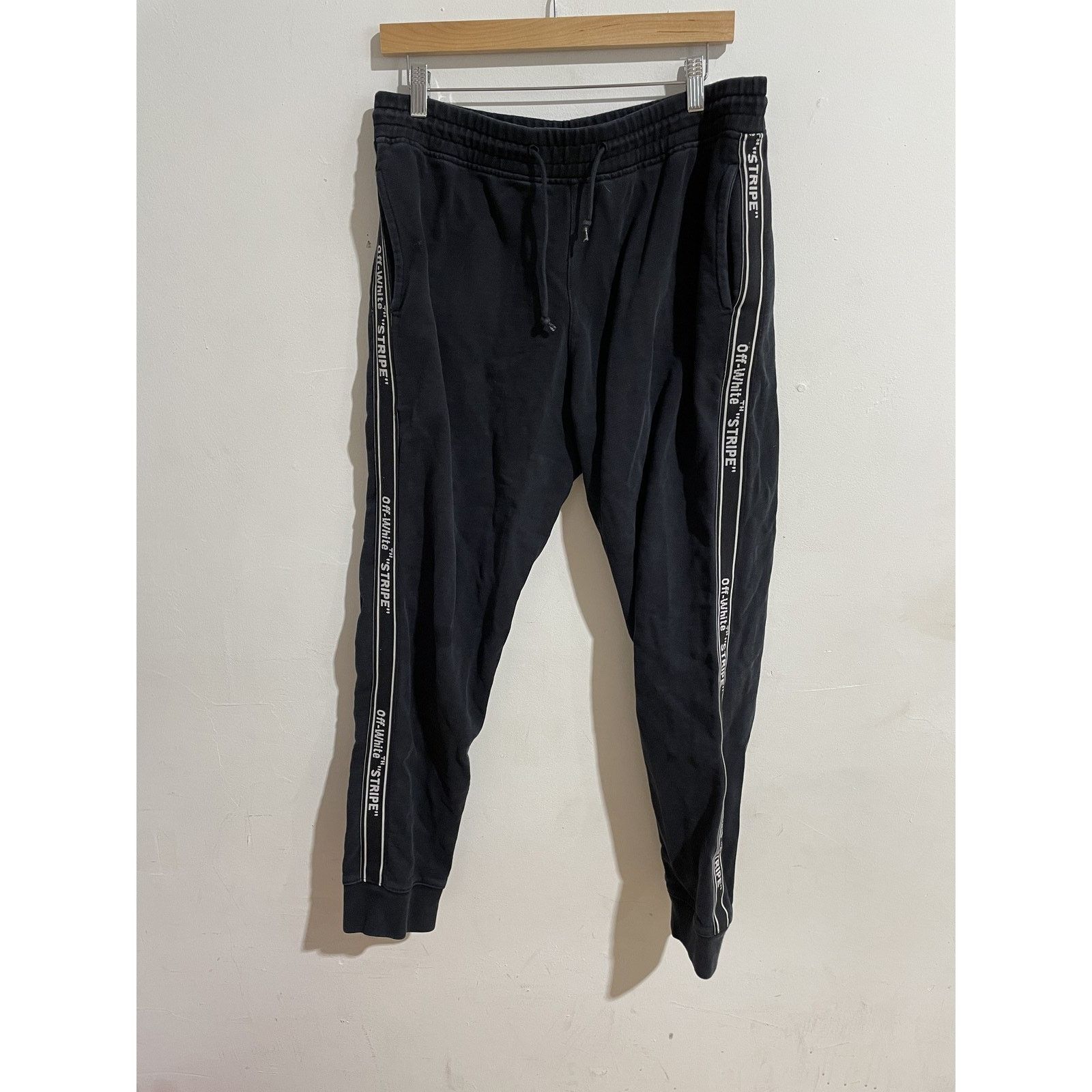 Off-White OFF-WHITE STRIPE LOGO SWEAT PANT SIZE XXL PREOWNED Size US 34 / EU 50 - 2 Thumbnail