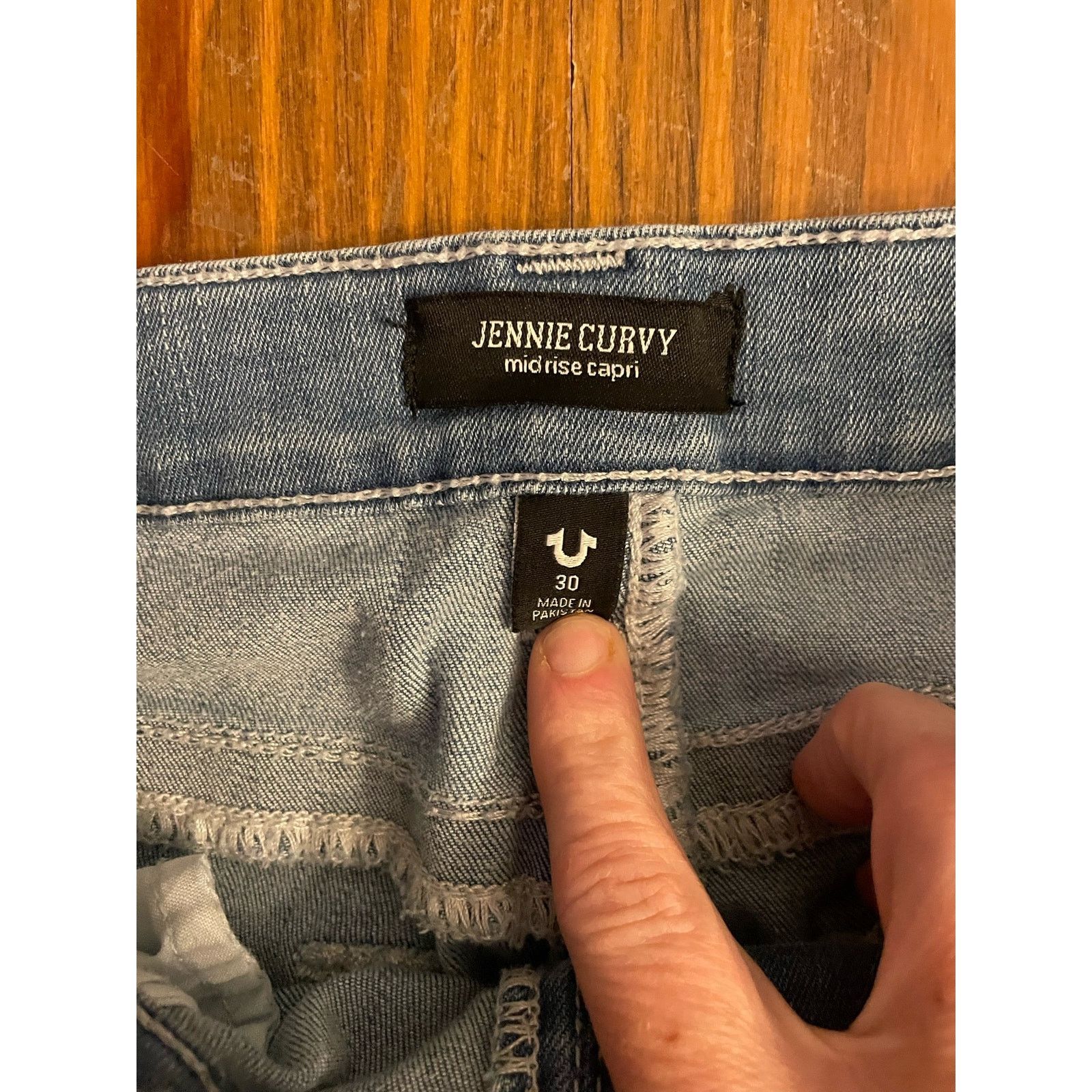 True Religion True Religion Light Wash Jennie Curvy Midrise Capri, size 30 Size 30" / US 8 / IT 44 - 5 Thumbnail