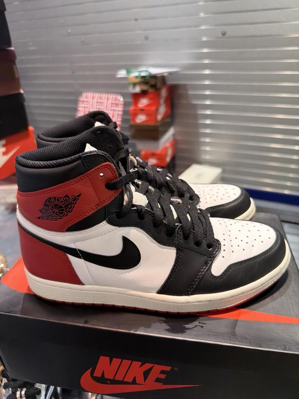 Jordan Brand Nike Air Jordan 1 Retro Black Toe Leather US 8.5 Men's Size US 8.5 / EU 41-42 - 11 Thumbnail