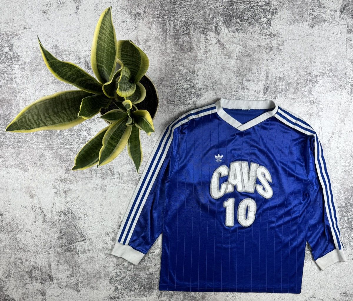 Adidas CAVS 80s 90s Adidas Cleveland Cavaliers NBA Blue RARE Longsleeve Jersey T Shirt Size US XL / EU 56 / 4 - 1 Thumbnail