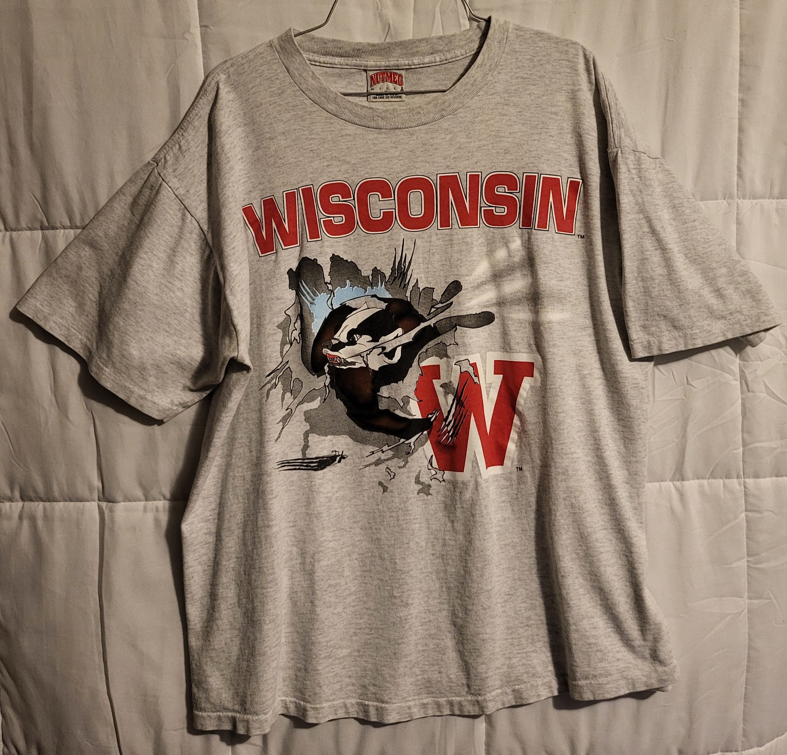 Nutmeg Wisconsin Badgers 3D Emblem T Shirt Size US XL / EU 56 / 4 - 1 Thumbnail
