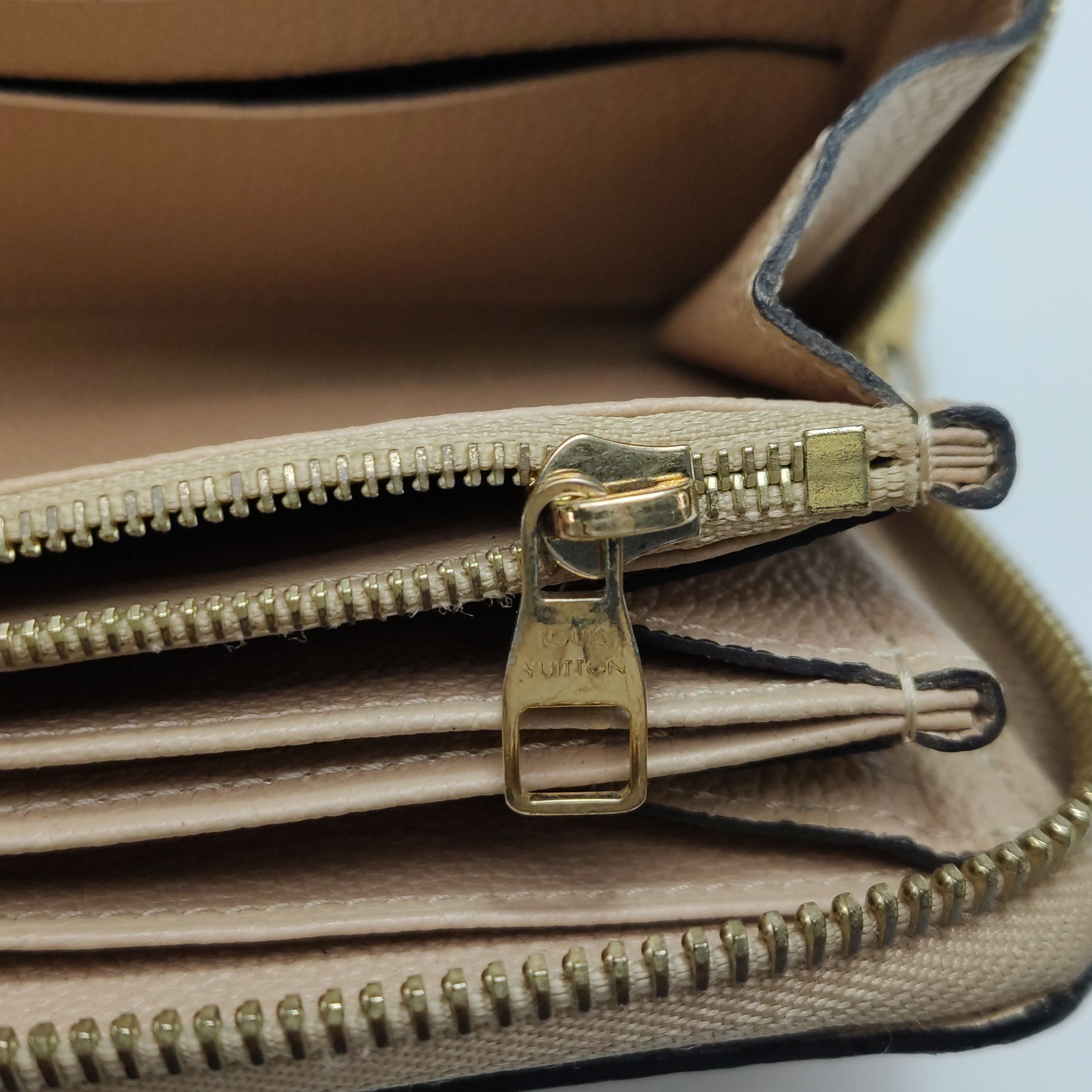 Louis Vuitton Louis Vuitton (LV) Zippy leather embossed zip around wallet Size ONE SIZE - 6 Thumbnail
