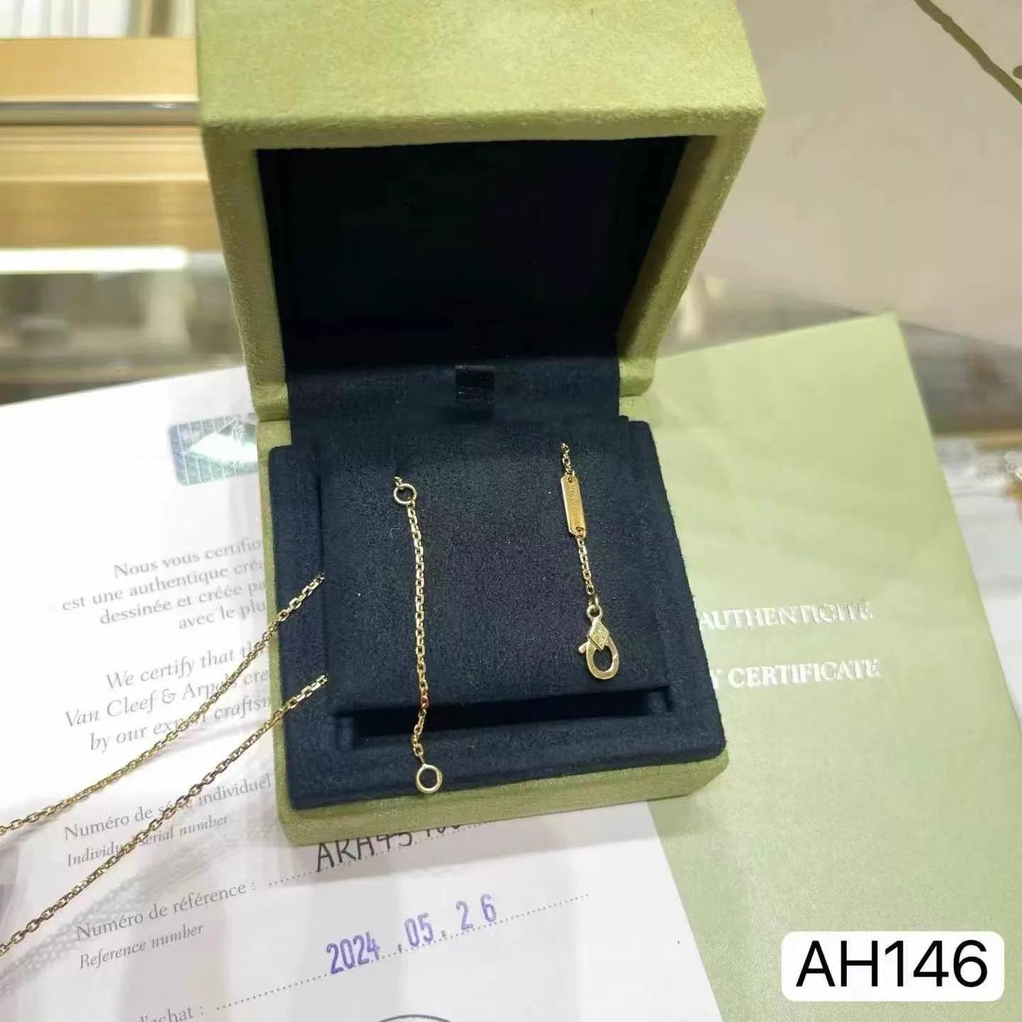Van Cleef & Arpels VCA 4LC White MOP Medium Necklace 24 (Box,Cards,DustBag) Size ONE SIZE - 7 Thumbnail