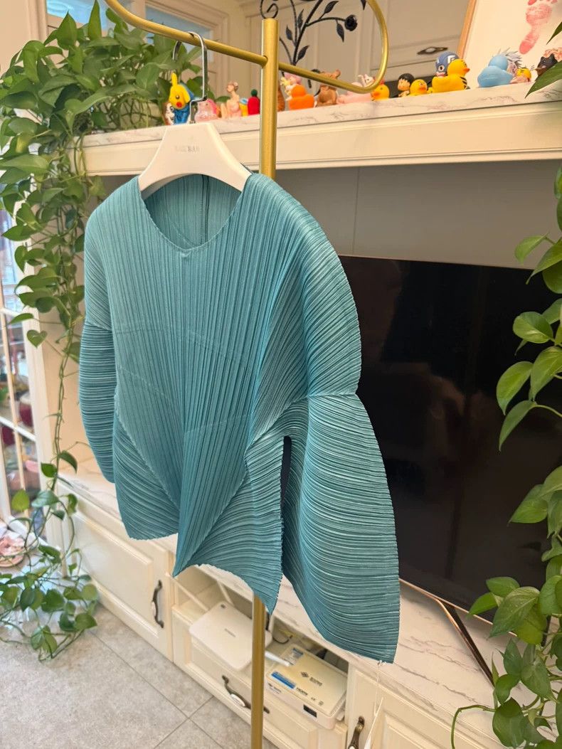 Issey Miyake Issey Miyake size:3 Frozen blue top with long sleeves Size XS / US 0-2 / IT 36-38 - 2 Thumbnail