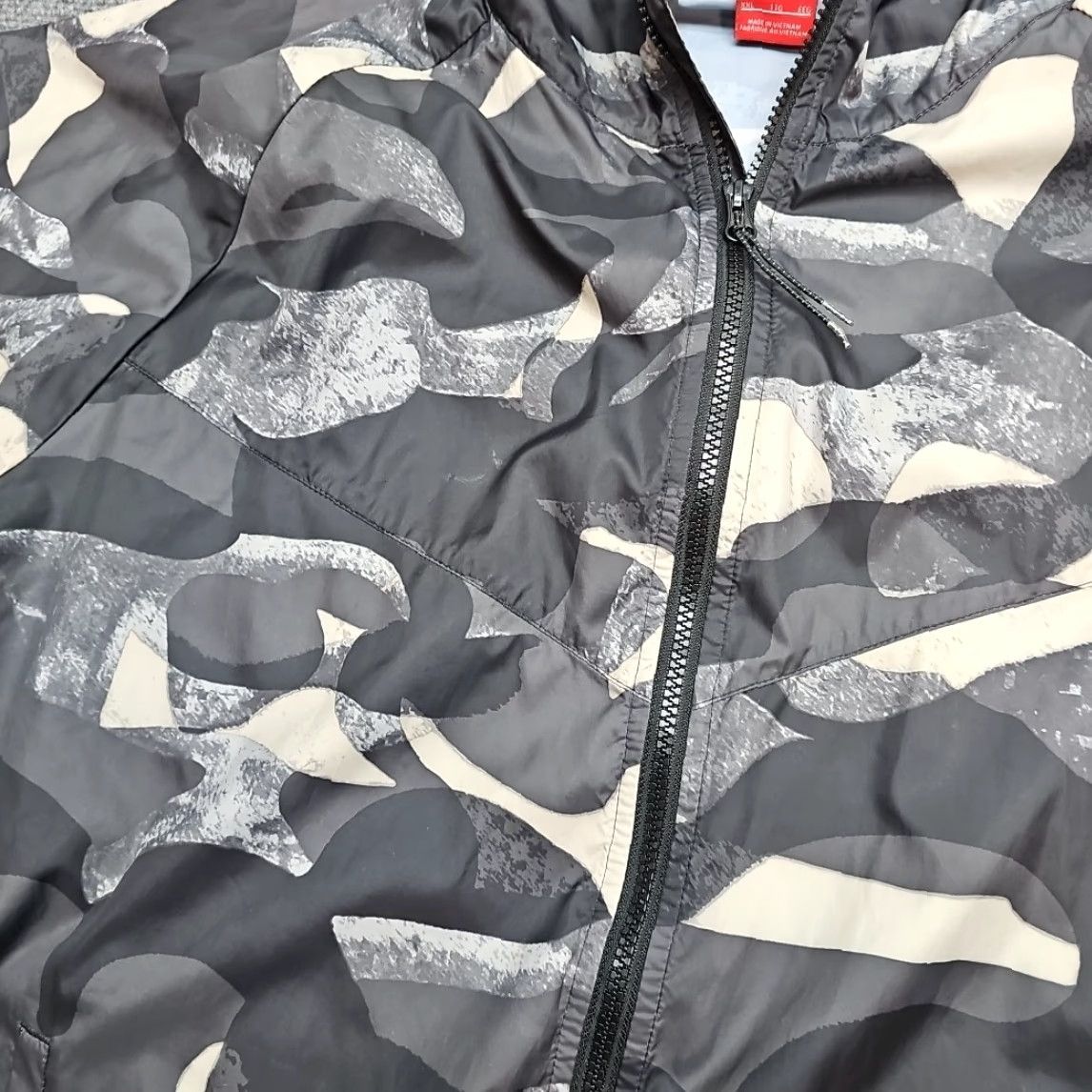 Nike Nike Hoodie Windbreaker Black Camo Men 2XL Full Zip w/ Pockets Full Zip Windbreaker Nike NT / F Fullzip Mens Jacket Regular 2XL Black Camo Size US XXL / EU 58 / 5 - 3 Thumbnail