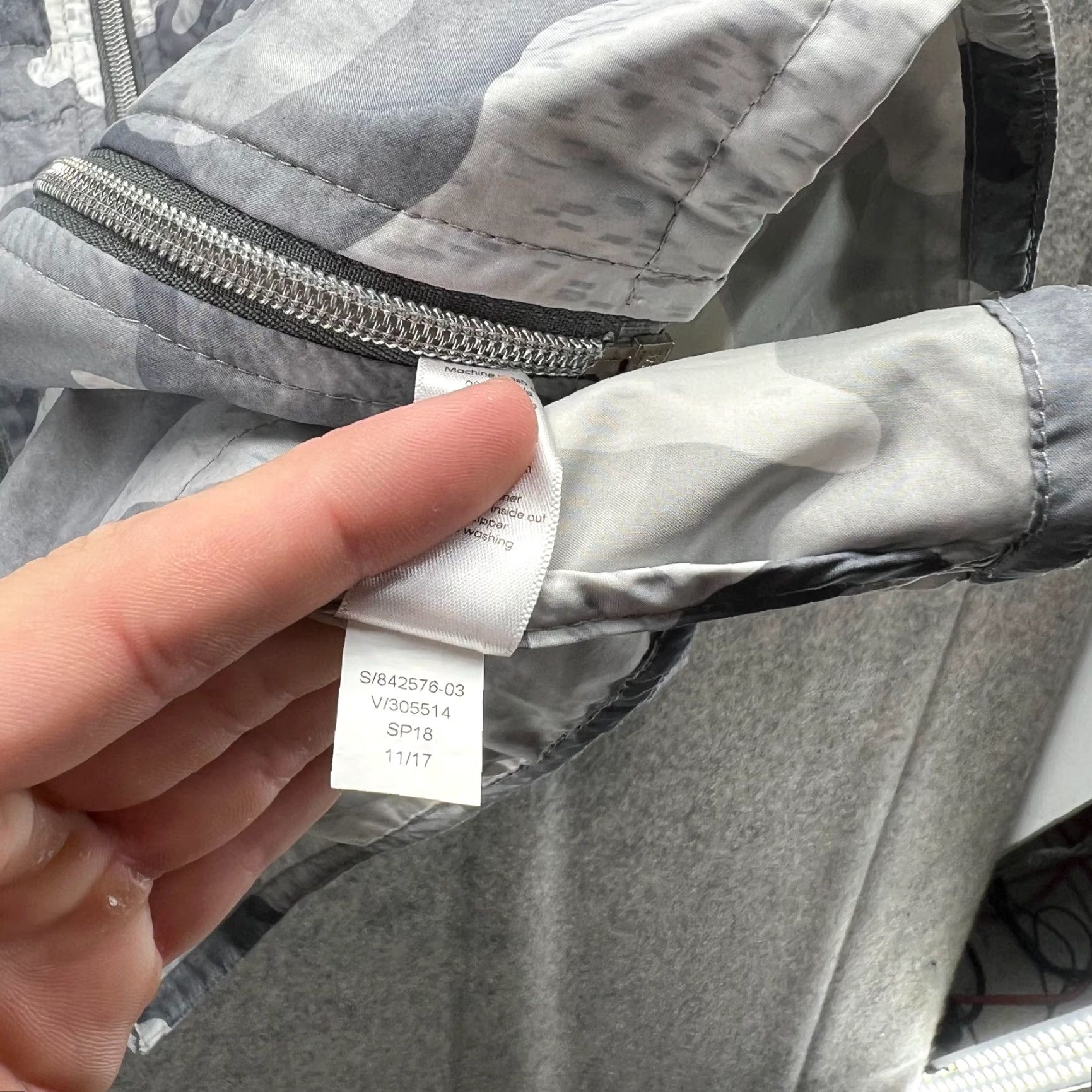 Athleta VINTAGE Athleta Jacket Womens XXS Gray Camo Elevation Quilted Reflective Primaloft Fill Windbreaker Full Zip Lightweight Size XXS / US 00 / IT 34 - 6 Thumbnail