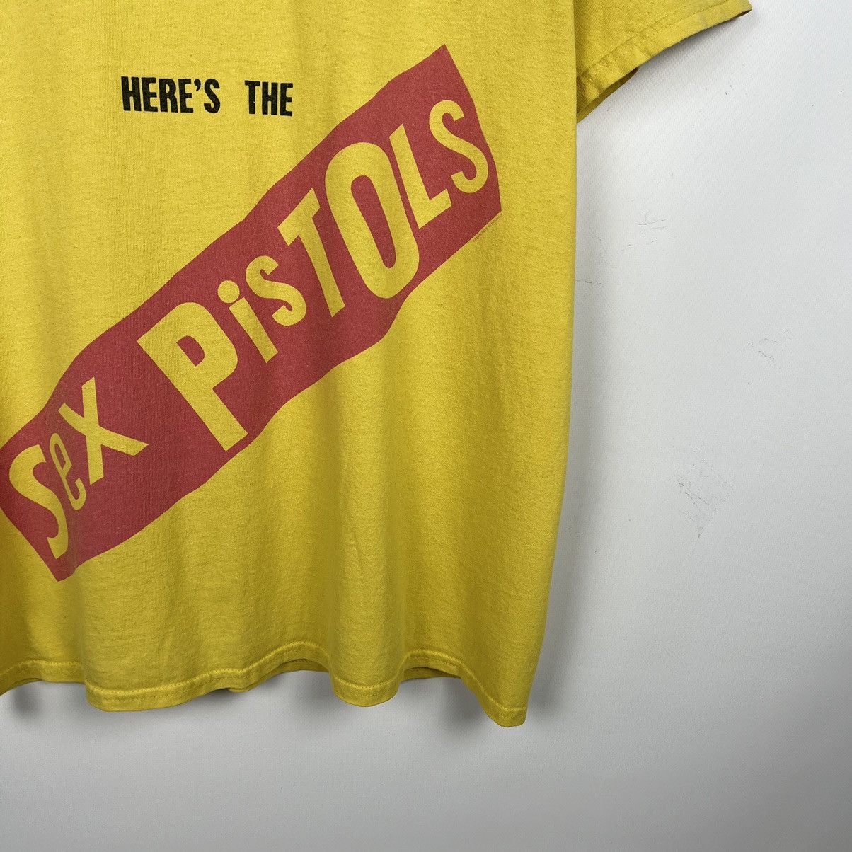 Band Tees Vintage Sex Pistols Never Mind The Bullocks band tee 90’s Size US L / EU 52-54 / 3 - 3 Thumbnail