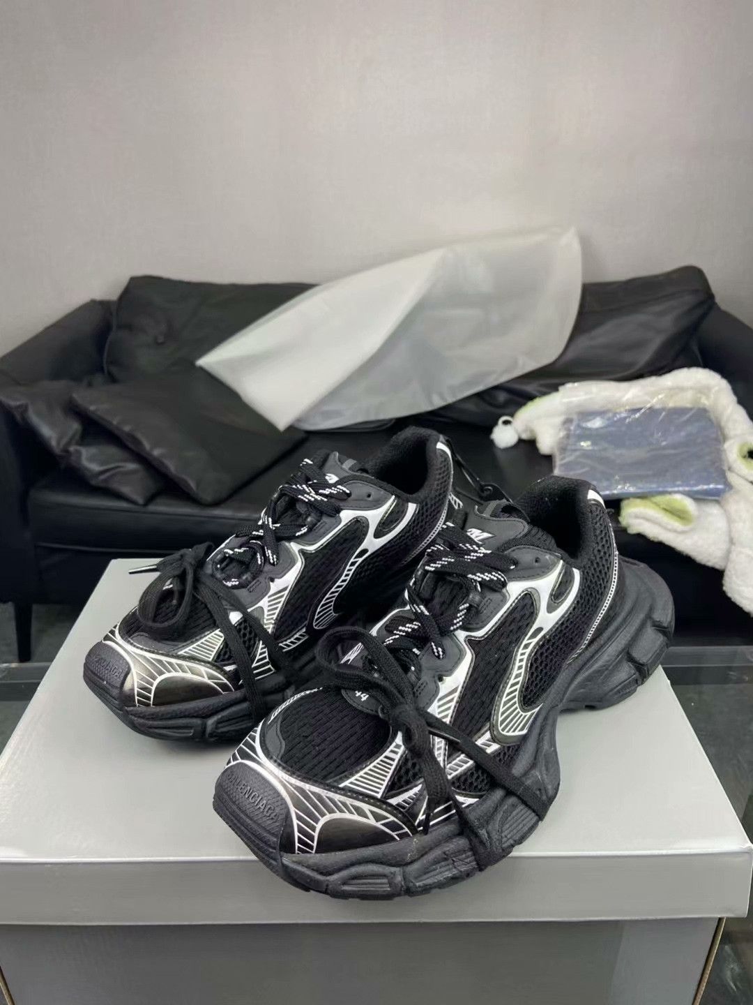 Balenciaga Balenciaga Silver Hitop Sneakers 10.5 Men Size US 10.5 / EU 43-44 - 1 Thumbnail