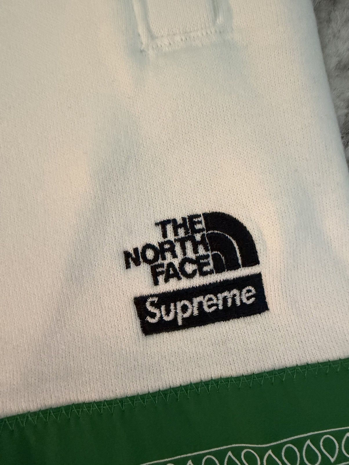 Supreme × The North Face Supreme x The North Face Bandana Sweatpants White Green Size US 30 / EU 46 - 4 Thumbnail