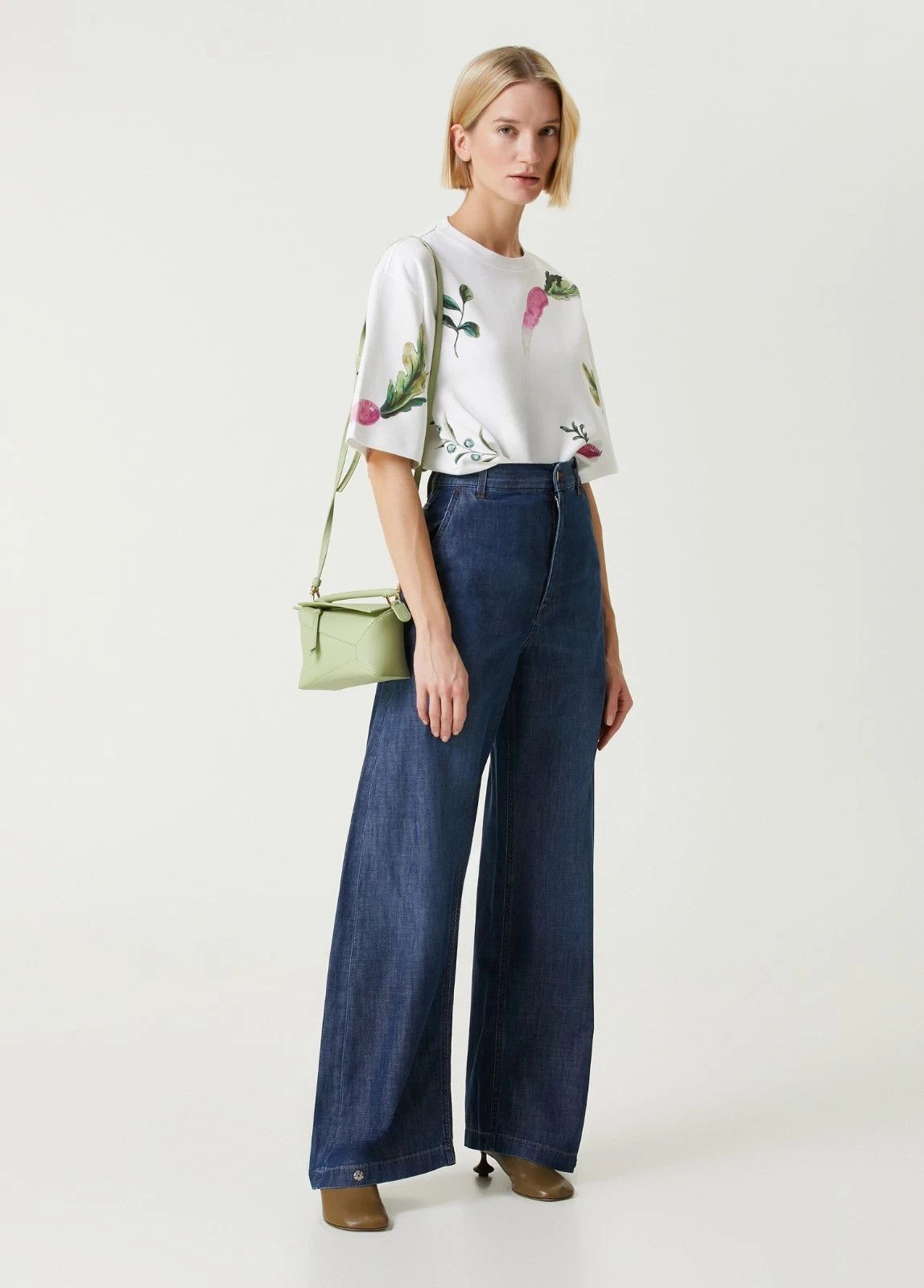 Loewe LOEWE white oversized Radish Vegetable print t-shirt Large Size L / US 10 / IT 46 - 2 Thumbnail