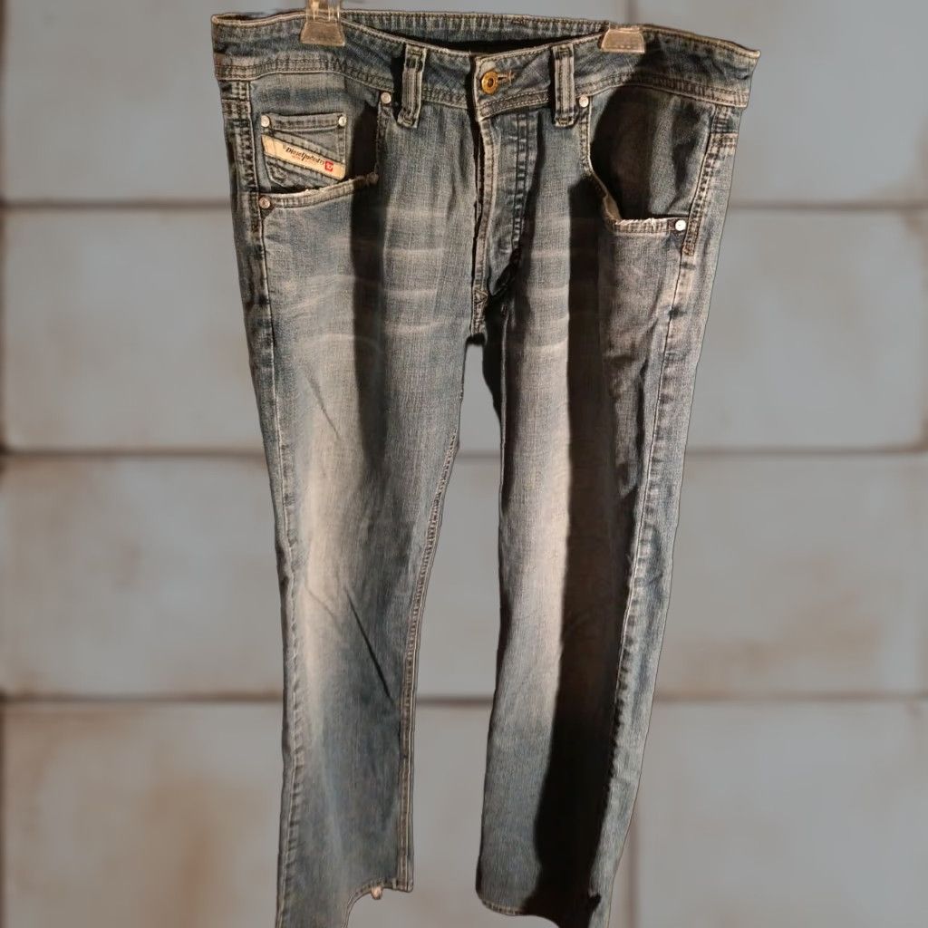 Diesel VINTAGE Diesel Denim Jeans Made In Italy Light Blue Size 33 Button Jeans Men 30 Inseam Blue Straight Denim Size US 33 - 1 Thumbnail