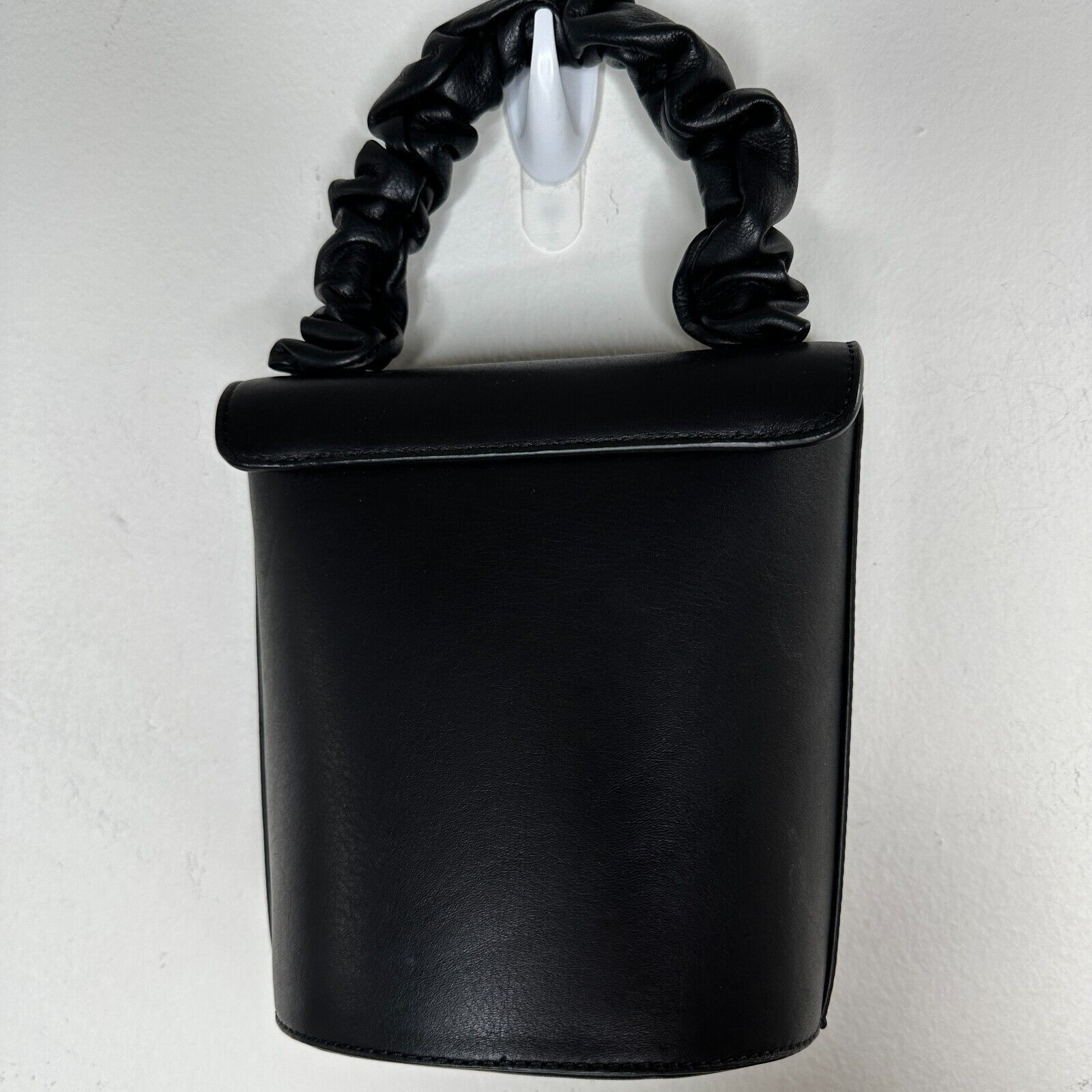& Other Stories & Other Stories Black Scrunchy Handle Leather Barrel Purse Size ONE SIZE - 9 Thumbnail