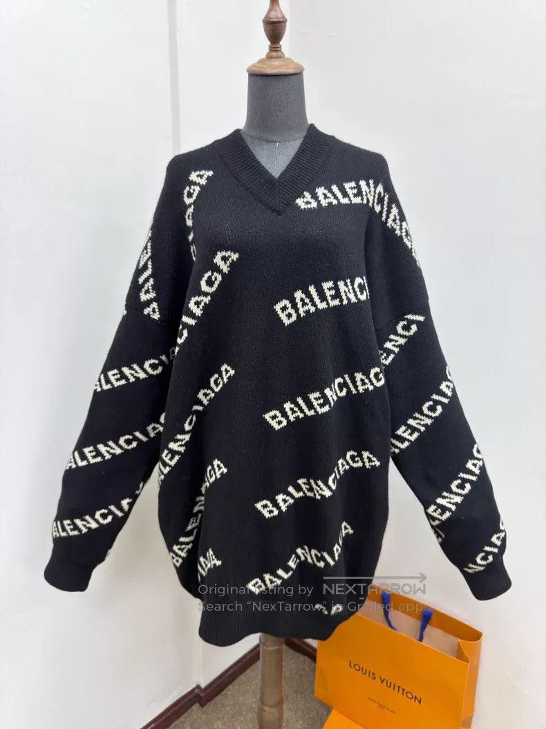 Balenciaga Balenciaga Black Logo Printed V-Neck Oversize Sweater Size US XS / EU 42 / 0 - 1 Thumbnail