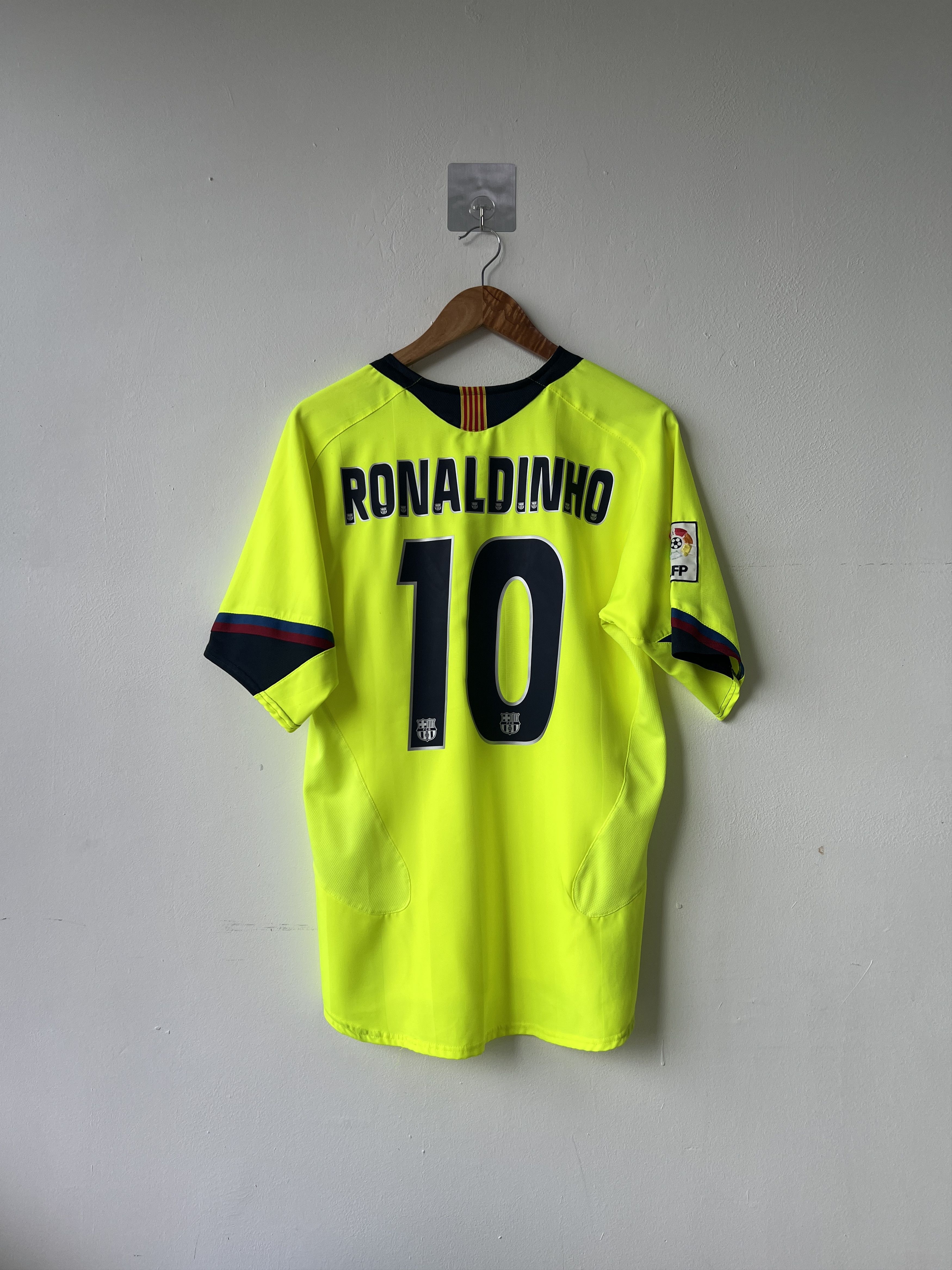 (M) Barcelona 2005-06 Away Kit Ronaldinho #10
