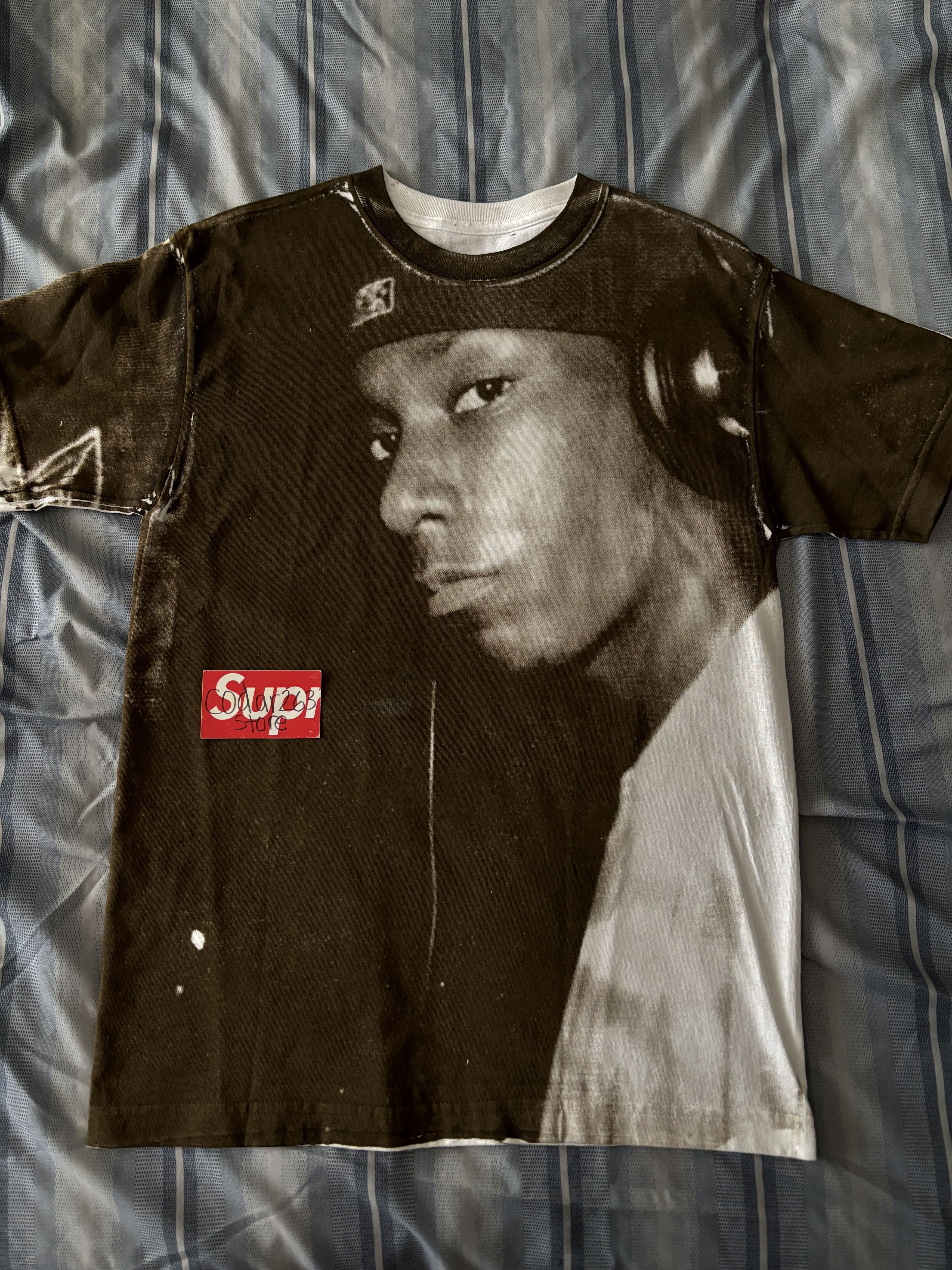 海外限定 PLEASURES Big L オフィシャルコラボ STUDIO Tシャツ Pleasures x Big L Mens Studio SS Tee – Extra Butter