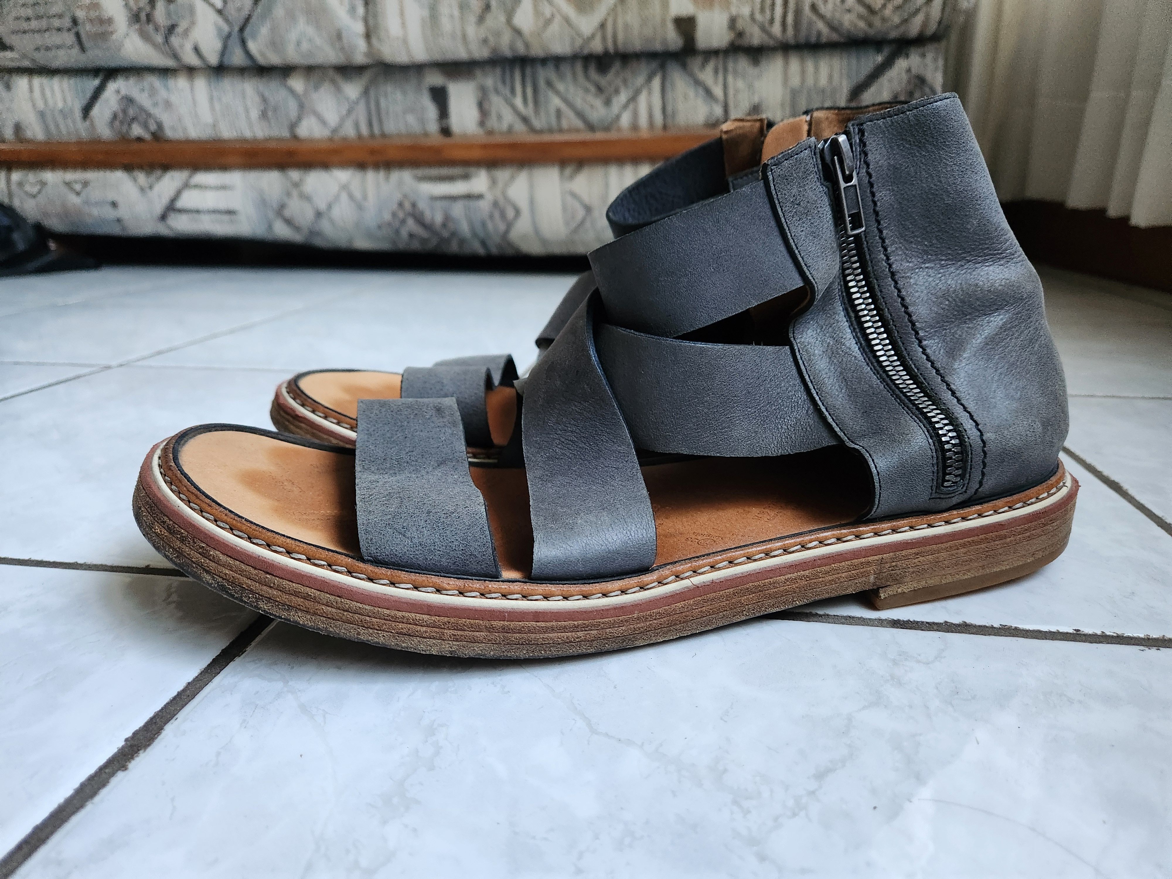 サンダル MAISON MARGIELA Men Sandals S57WR0142 P3294T8013 Black Maison Margiela | Mens Tabi Buckle Sandals in Black – Henrik