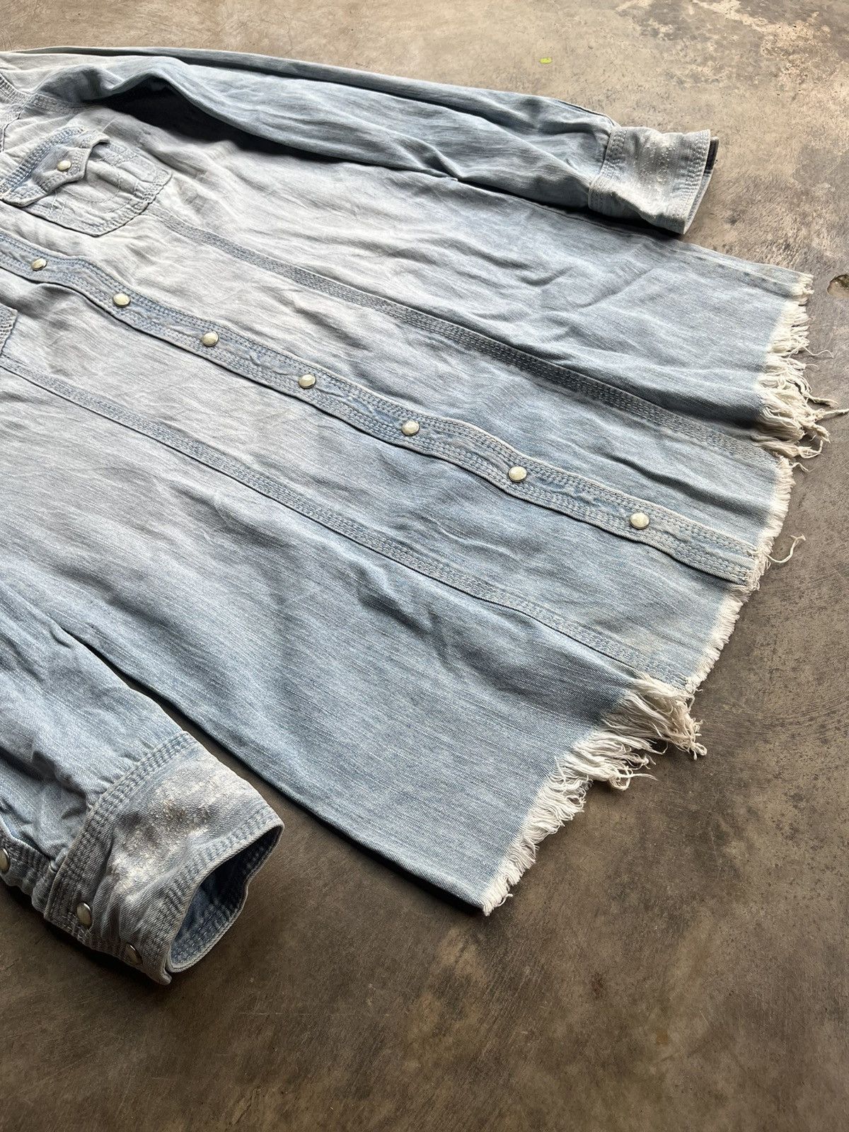 If Six Was Nine × Le Grande Bleu (L.G.B.) × True Religion TRUE RELIGION ROBE DISTRESSED DENIM BUTTON SHIRTS Size US S / EU 44-46 / 1 - 4 Thumbnail