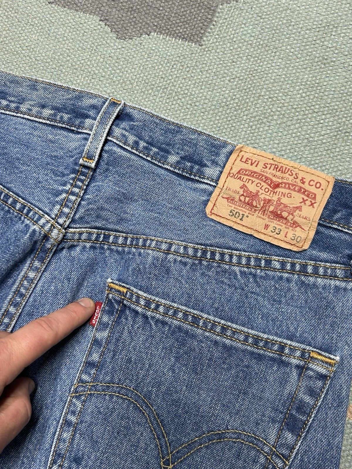 Vintage 90s Levis 501 xx jeans straight button fly medium wash 32x31 Size US 32 / EU 48 - 4 Thumbnail