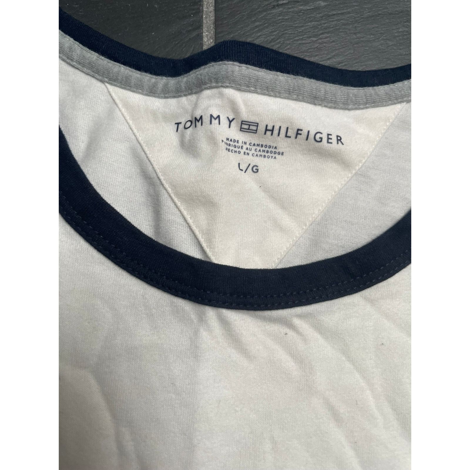 Tommy Hilfiger NEW Tommy Hilfiger Navy White Tshirt Size Large Mens Size US L / EU 52-54 / 3 - 3 Thumbnail