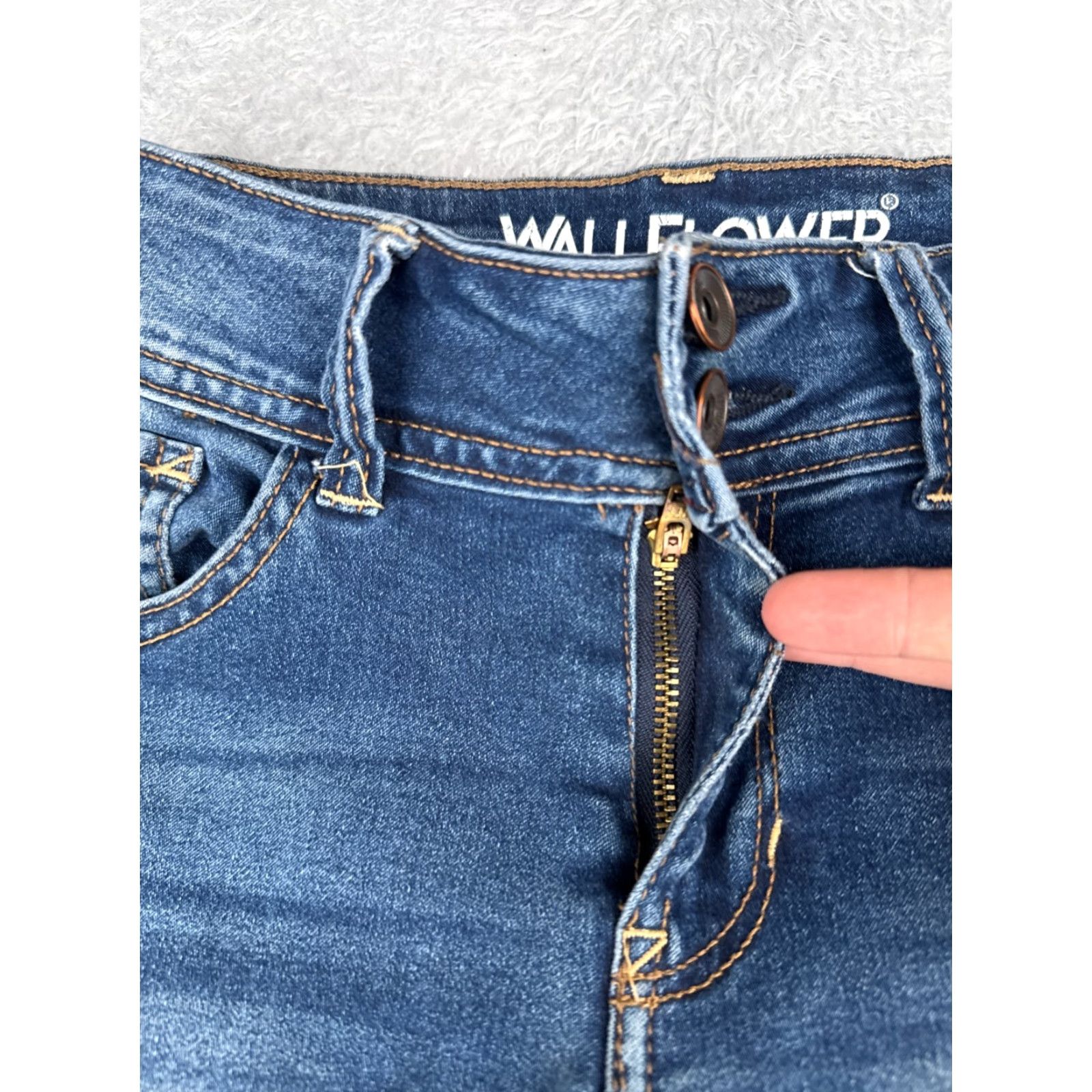 Vintage Wallflower Jeans Juniors 3 Blue Denim The Ultra Fit Capri Rolled Hem Mid 26x23 Denim Capri Jeans Women’s Regular Blue 26x23 3" Size 26" / US 2 / IT 38 - 5 Thumbnail
