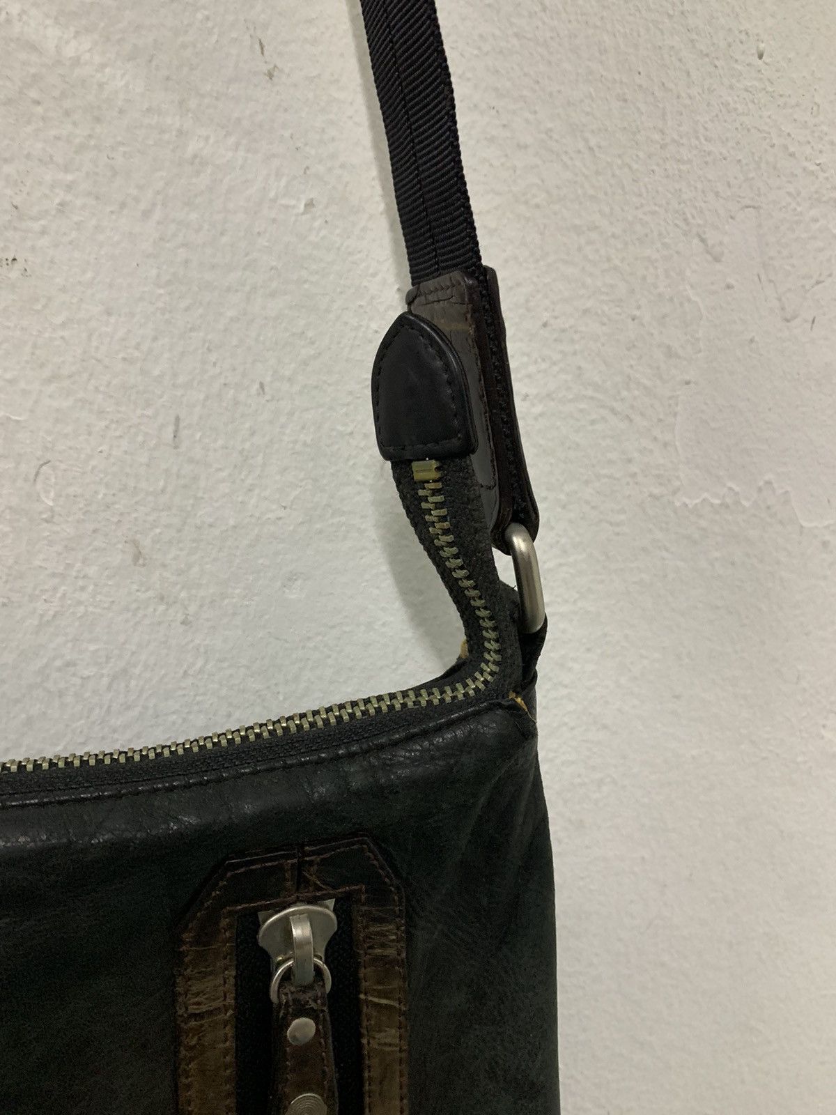 Japanese Brand Leather Sling Bag Liore Size ONE SIZE - 4 Thumbnail