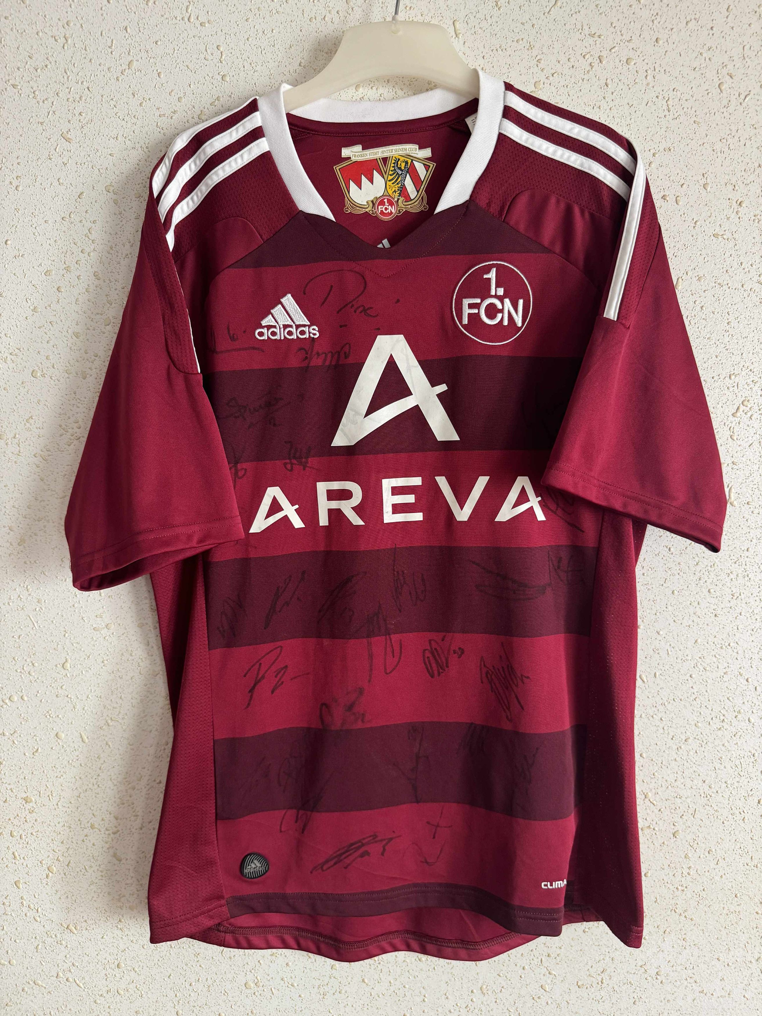 Vintage FC Nurnberg 2011/12 Home Shirt Signed All squad Size US S / EU 44-46 / 1 - 1 Thumbnail