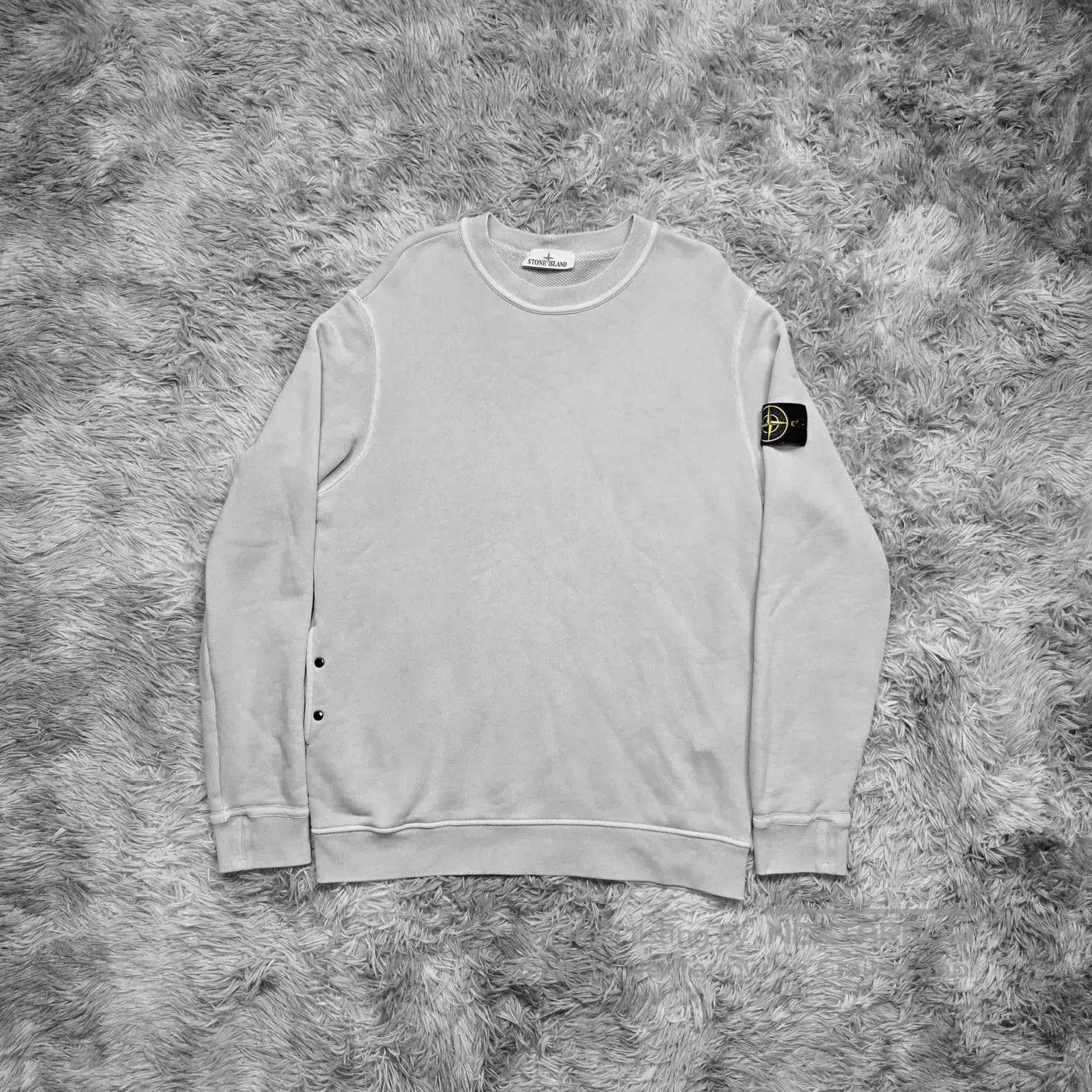 stone island light gray basic sweatshirt size L.