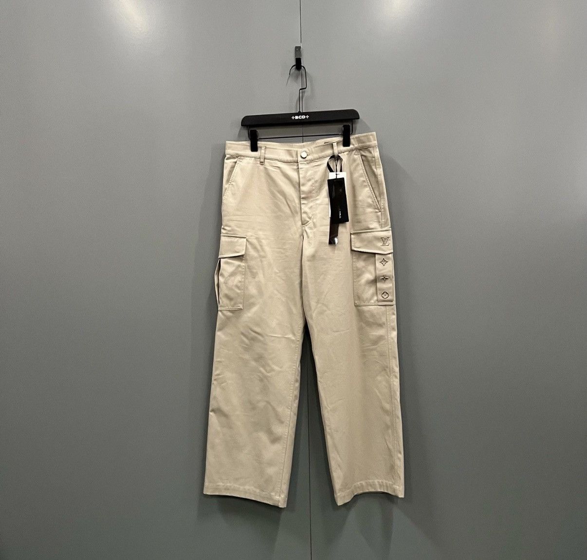 Louis Vuitton Louis Vuitton Khaki Pocket Embroidered Logo Trousers J41 Size US 34 / EU 50 - 1 Thumbnail