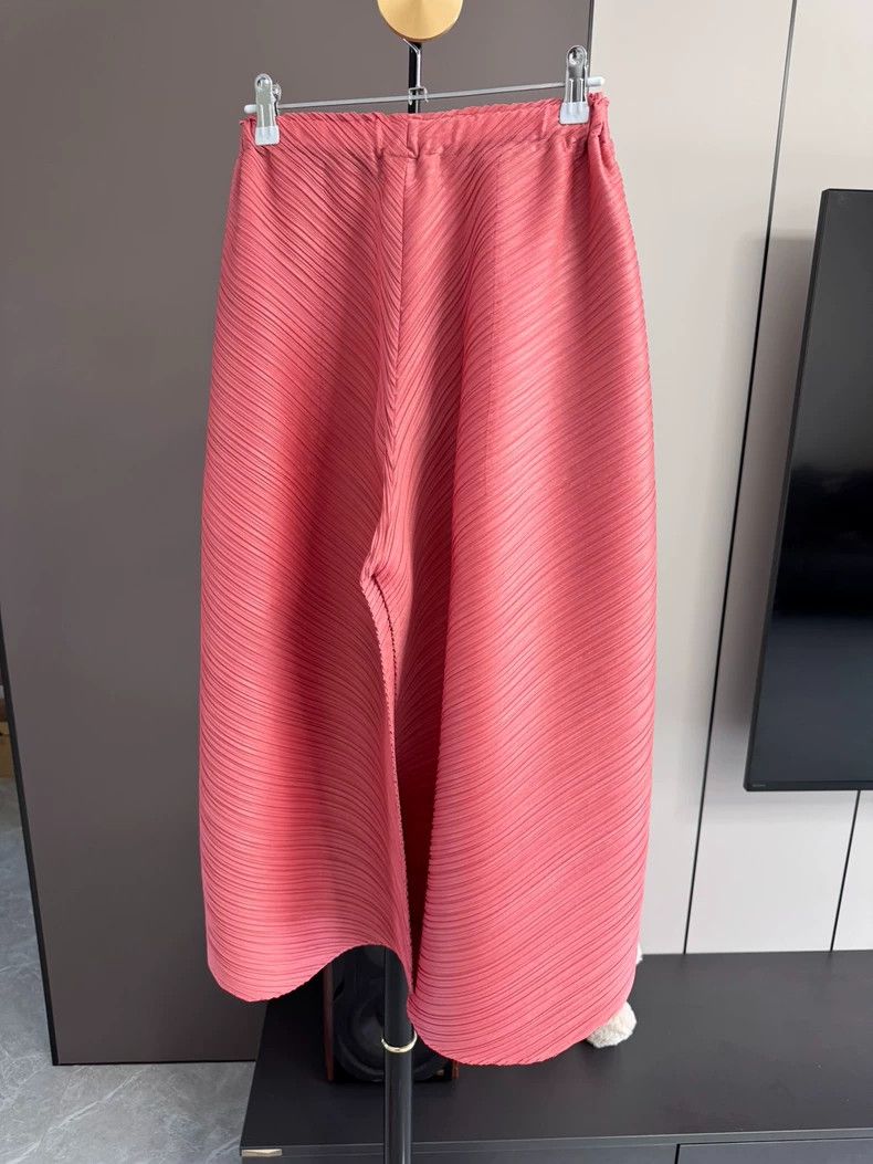 Issey Miyake Issey Miyake size:5 Coral pink glossy wide-leg pants Size 23" - 2 Thumbnail