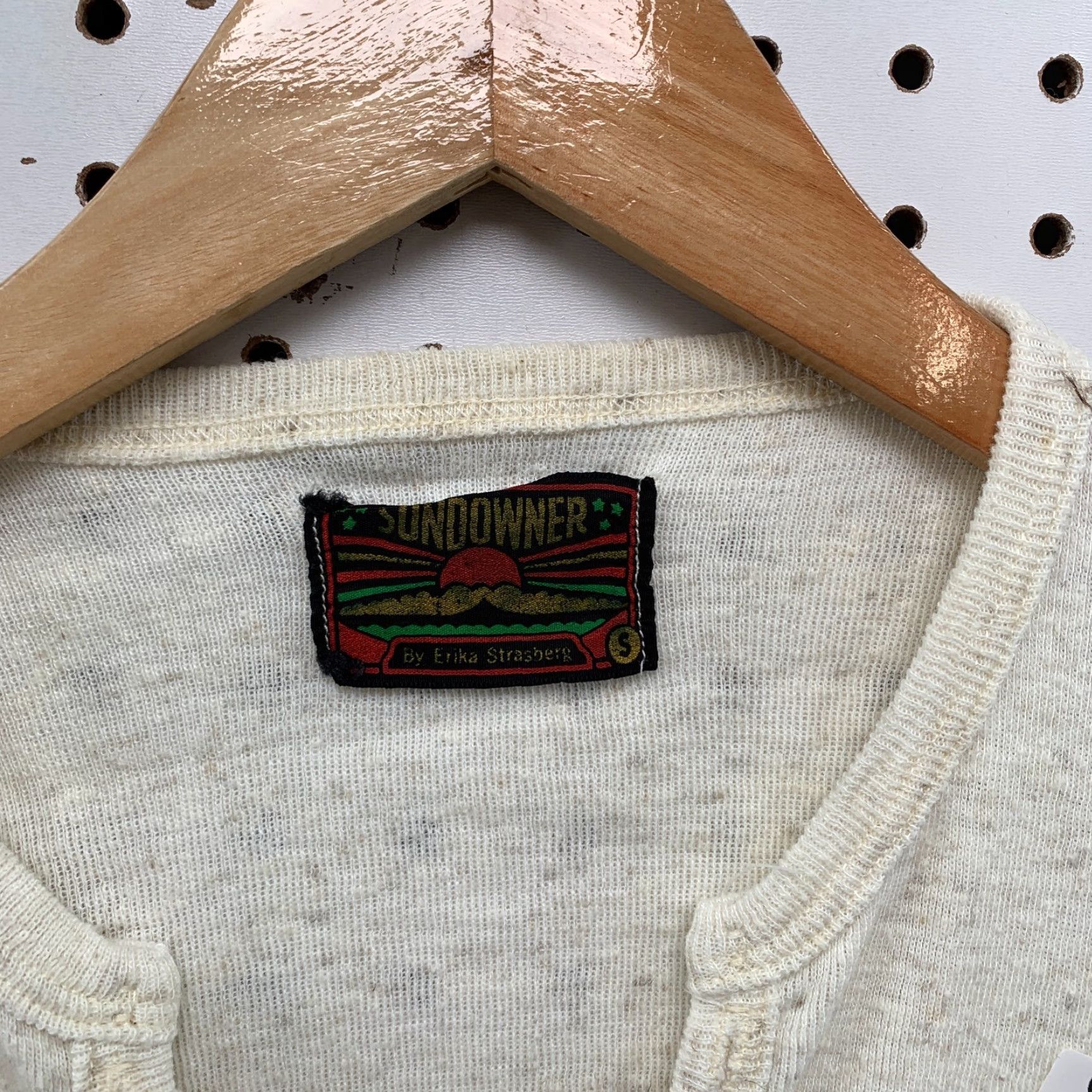 Vintage VINTAGE Sundowner Shirt Womens S Beige V Neck Top 16X23 Erika Strasberg Size S / US 4 / IT 40 - 7 Thumbnail
