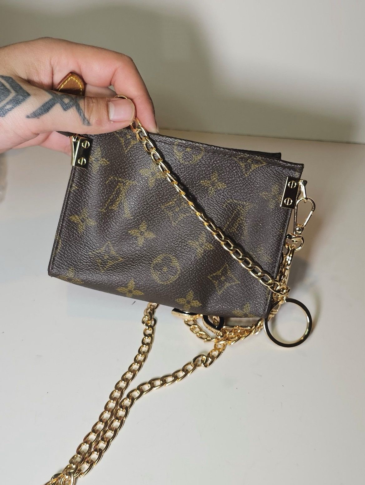 Louis Vuitton Louis vuitton cross body tiny purse. Monogram. With chain Size ONE SIZE - 8 Thumbnail
