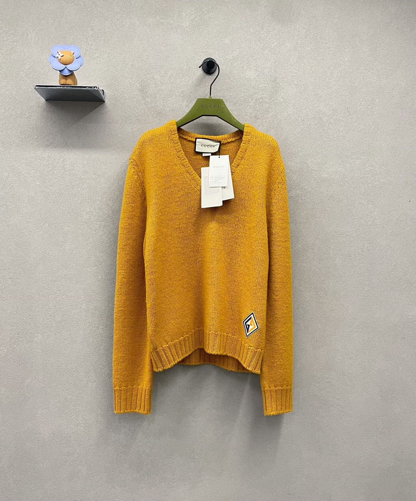 Gucci gucci yellow knitted v-neck sweater size m Size US M / EU 48-50 / 2 - 1 Thumbnail
